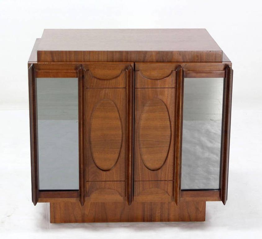 Mid Century Modern Geölter Nussbaum Brutalist  Night Stand End Table Double Door  (Walnuss) im Angebot