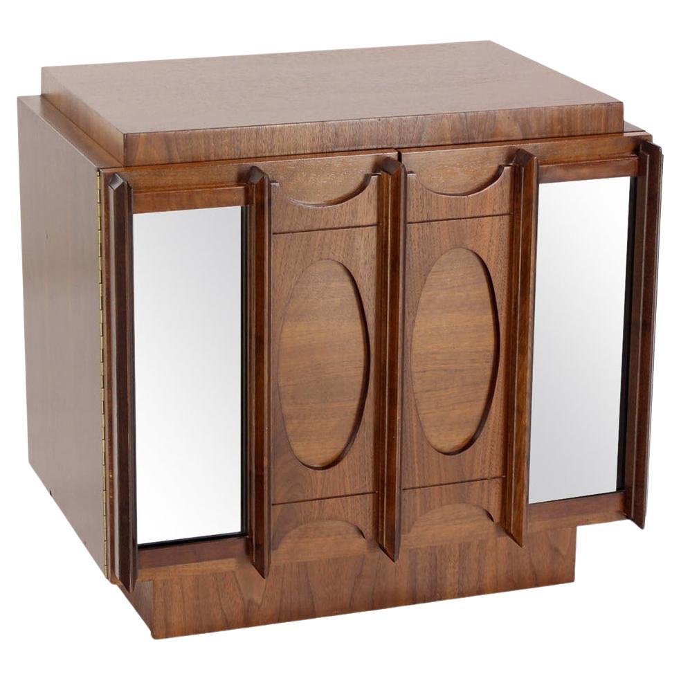 Mid Century Modern Geölter Nussbaum Brutalist  Night Stand End Table Double Door  im Angebot