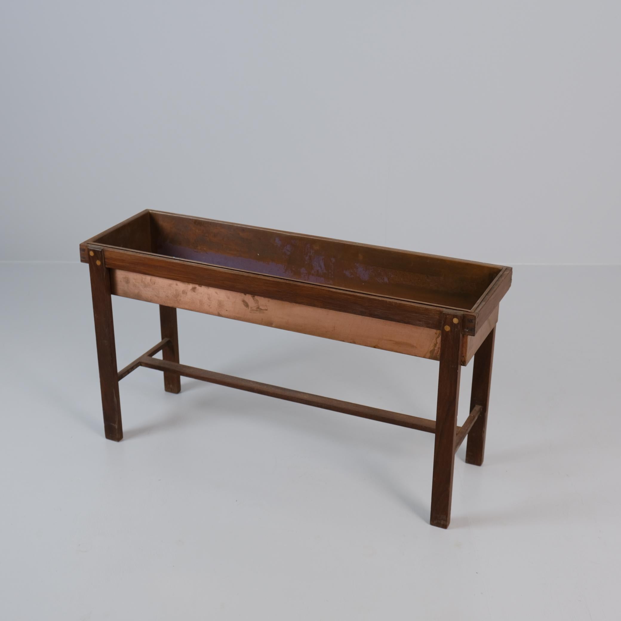 Mid-Century Modern Blumentisch des finnischen Designers Oiva Parviainen aus seiner Pehmo-Serie für Lepokaluste, ca. 1960er Jahre. Das Design ist modern und minimalistisch, mit klaren, geraden Linien und einem Korpus aus Teakholz, der eine