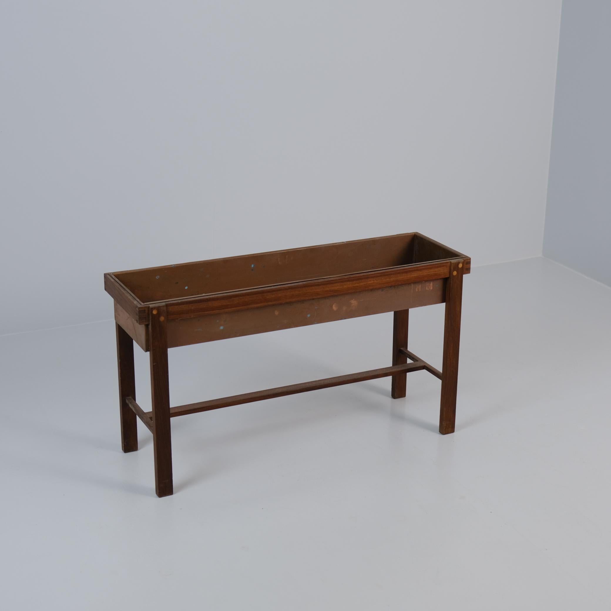 Moderner Oiva Parviainen Mekka-Blumentisch aus der Mitte des Jahrhunderts, Kupfer und Teakholz, 1960er Jahre (Moderne der Mitte des Jahrhunderts) im Angebot