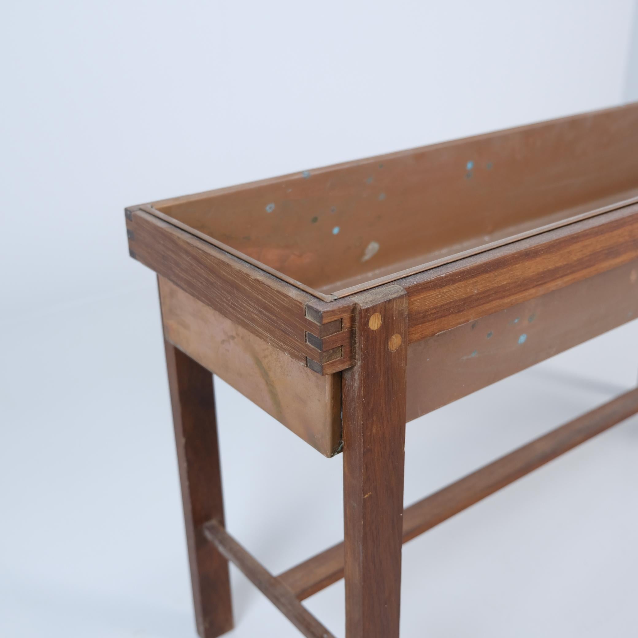 Moderner Oiva Parviainen Mekka-Blumentisch aus der Mitte des Jahrhunderts, Kupfer und Teakholz, 1960er Jahre im Zustand „Gut“ im Angebot in Helsinki, FI