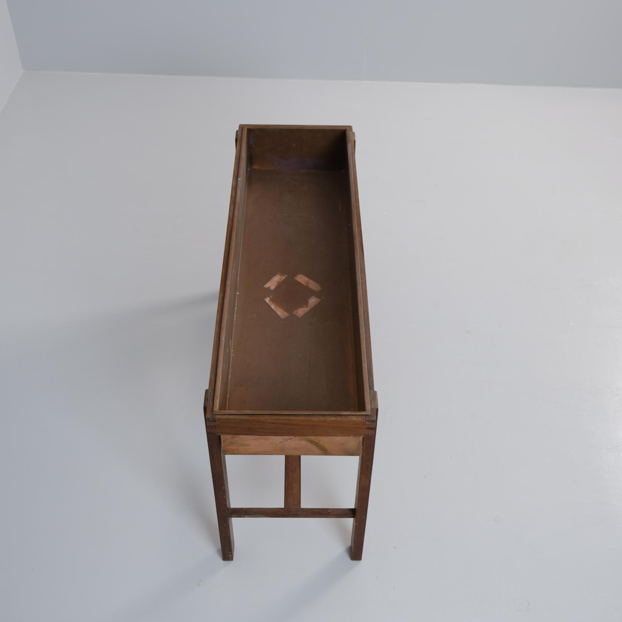 Moderner Oiva Parviainen Mekka-Blumentisch aus der Mitte des Jahrhunderts, Kupfer und Teakholz, 1960er Jahre (Mitte des 20. Jahrhunderts) im Angebot