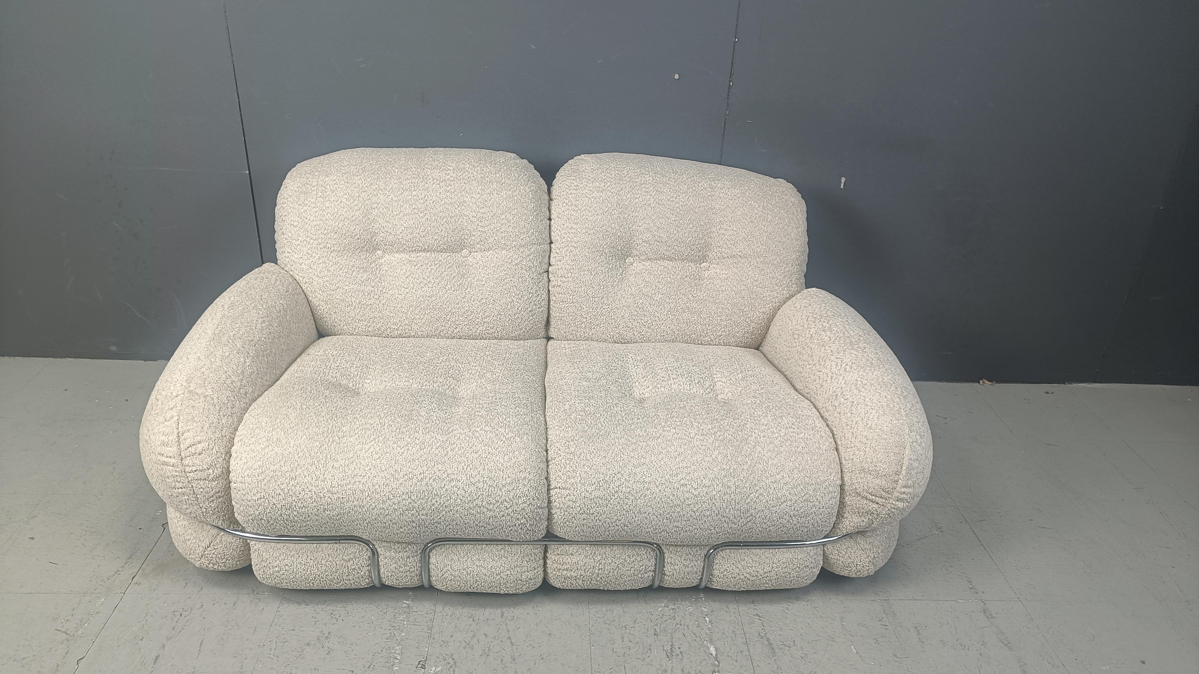 Mid century 'Okay' Sofa designed by Adriano Piazzesi for TRE D upholstered in new bouclé fabric with a chrome frame.

Beautiful, comfy sofa.

Curvy design.

Very good condition, new uphlstery.

1970s- Italy

Dimensions:
Height: 70cm
Width: