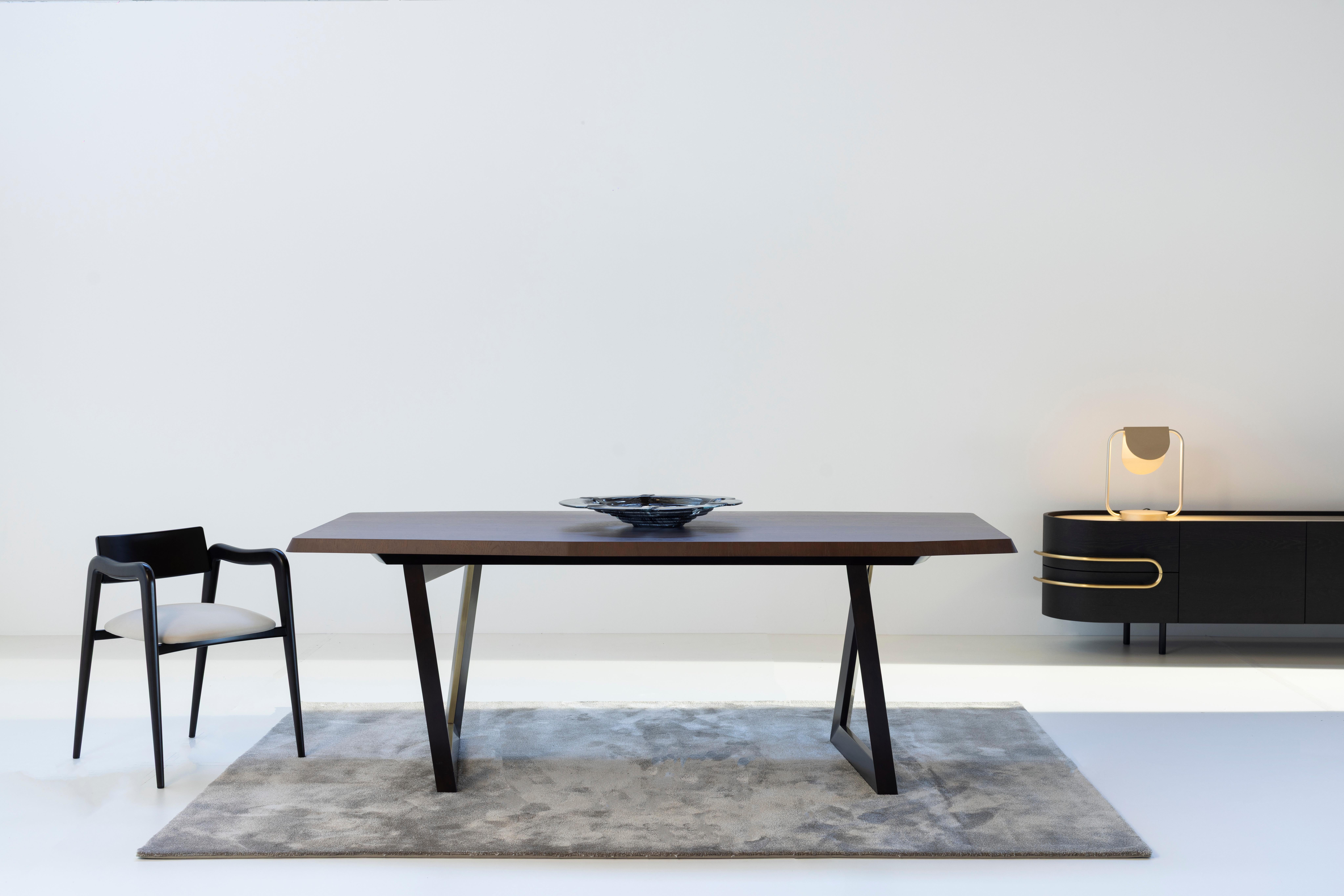 Mid-Century Modern Table à manger Olisippo, Collection Contemporary, Fabriqué à la main au Portugal - Europe par Greenapple.

La table à manger Olisippo rend hommage à l'histoire ancienne de Lisbonne, capturant son essence architecturale où