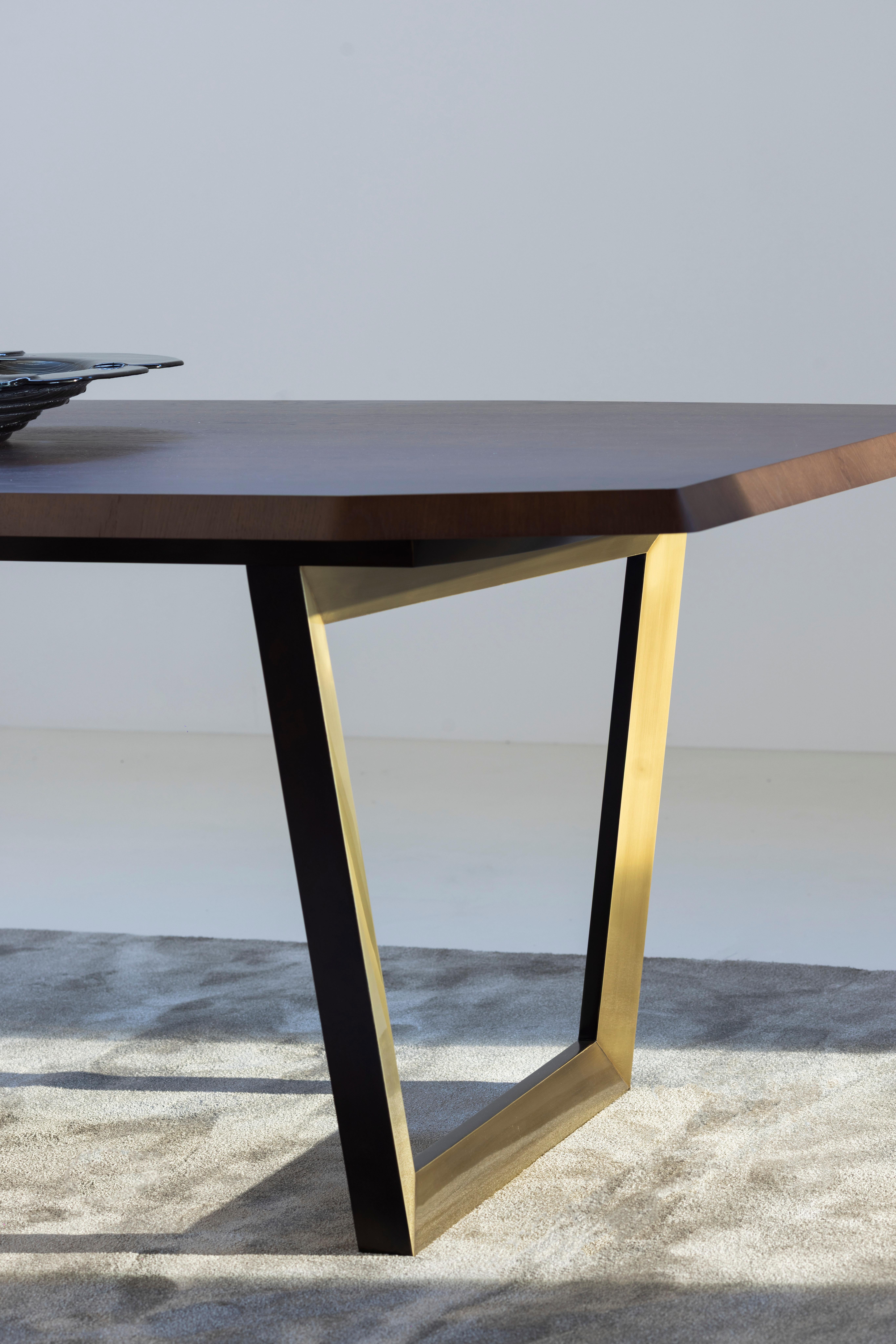 Brossé Table de salle à manger Olisippo moderne du milieu du siècle, laiton, Oak Oak, Handmade by Greenapple en vente