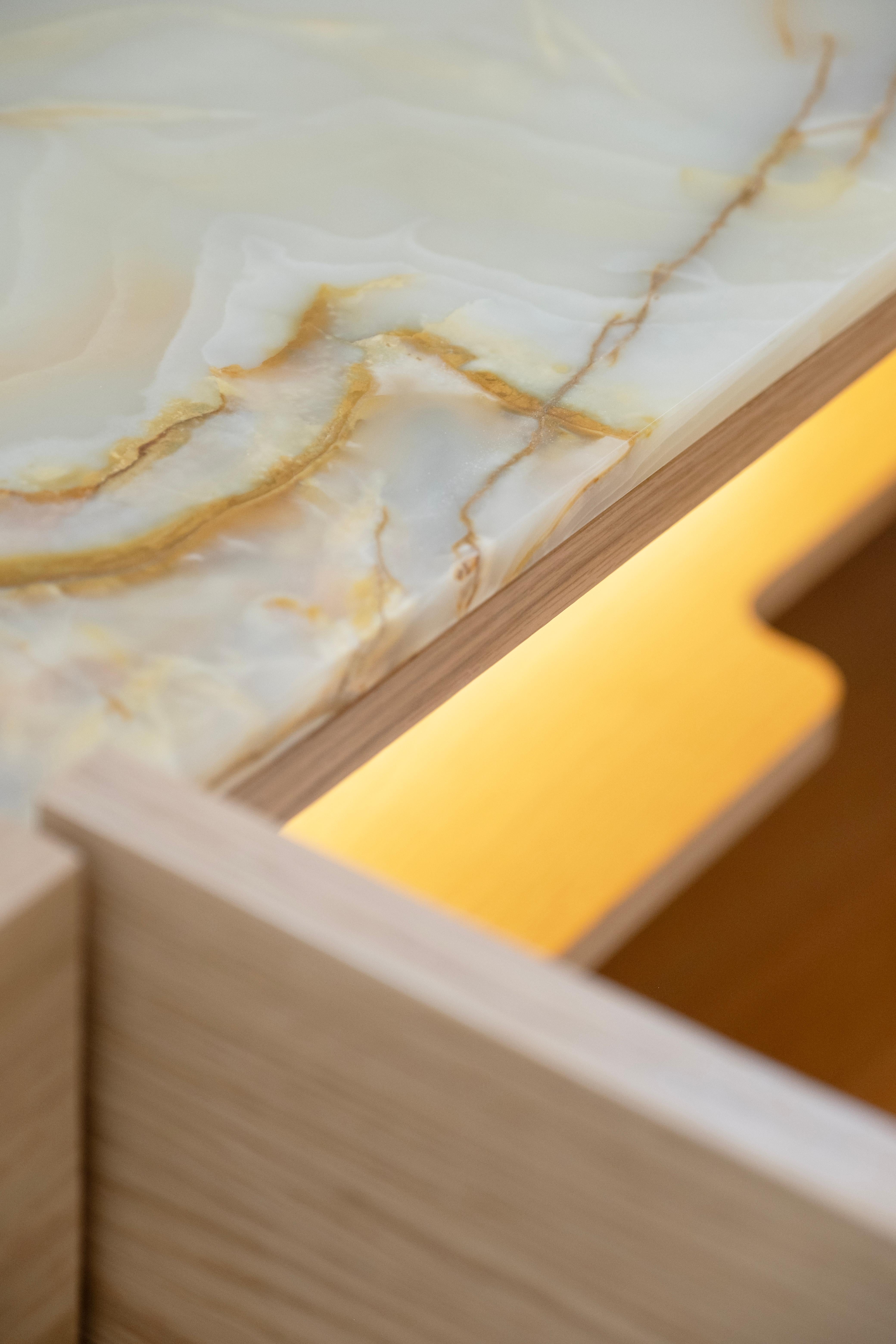 Credenza Olival moderna di metà secolo, Oak, Onice, Ottone, fatta a mano da Greenapple in vendita 3
