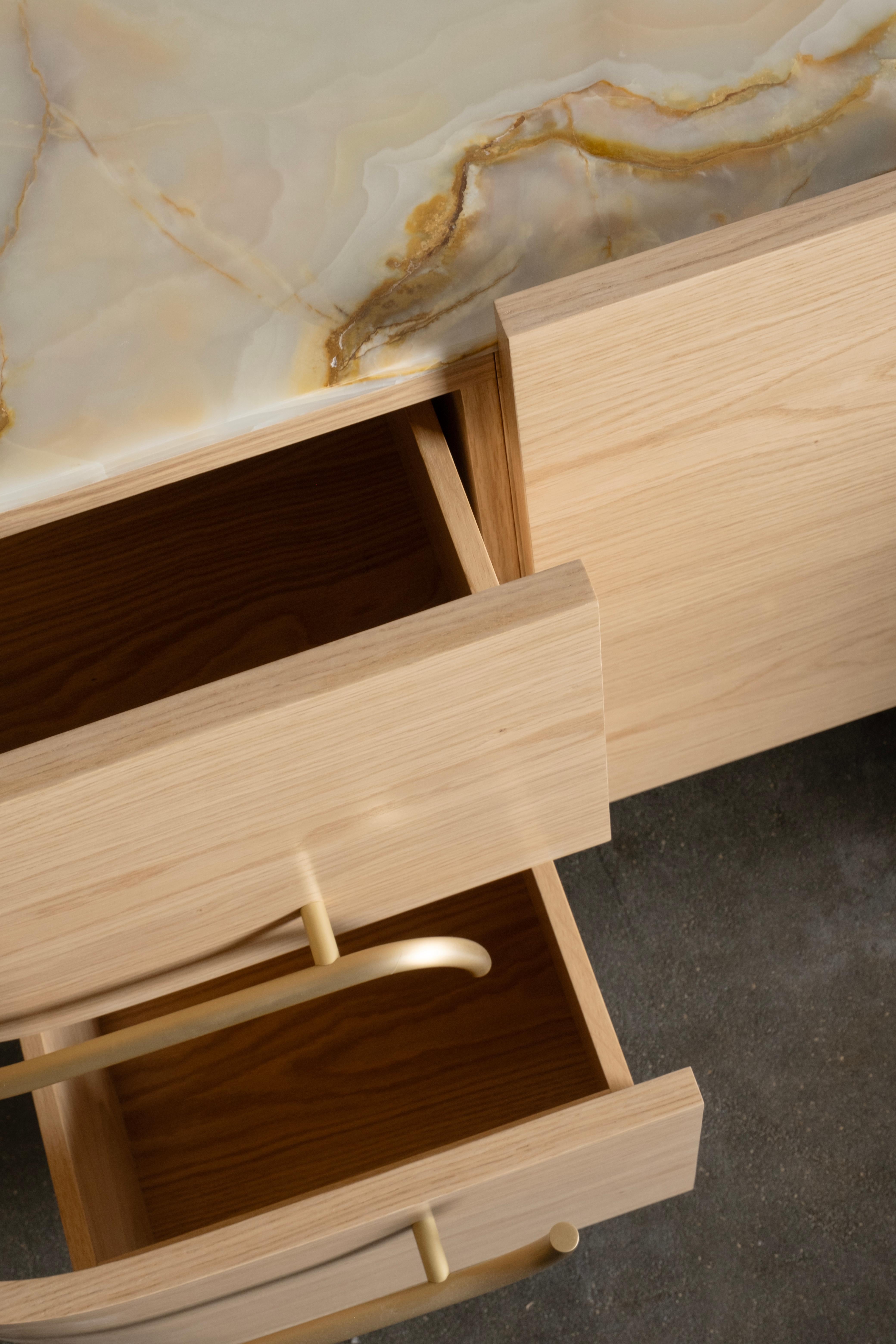 Credenza Olival moderna di metà secolo, Oak, Onice, Ottone, fatta a mano da Greenapple in vendita 6