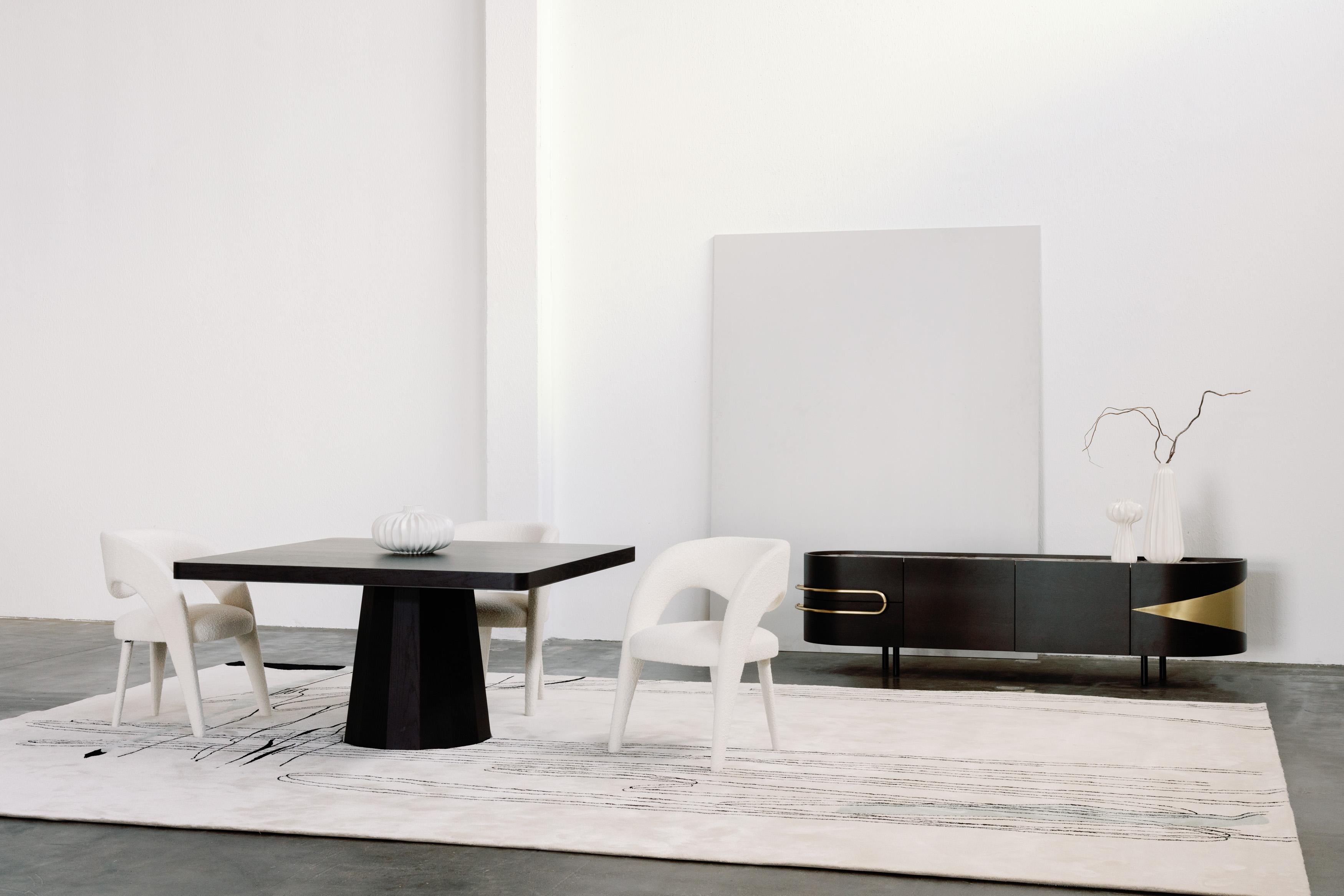 Credenza Olival, collezione contemporanea, realizzata a mano in Portogallo - Europa di Greenapple.

Il mobile TV in marmo Oliver si ispira al simbolismo sacro dell'antico ulivo greco, incarnando il suo significato duraturo. Caratterizzato da uno
