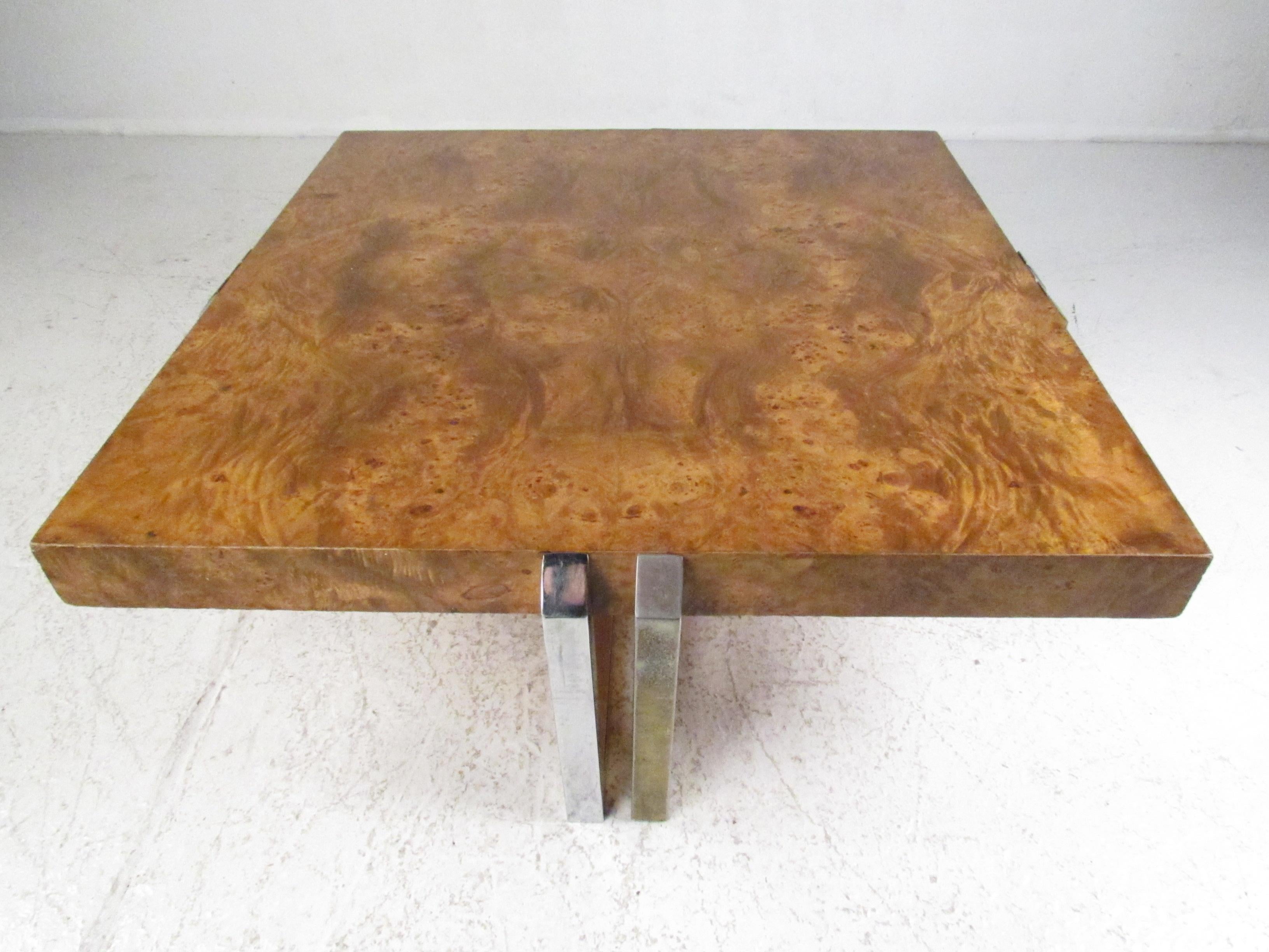 Cette étonnante table basse moderne vintage présente une base unique en 