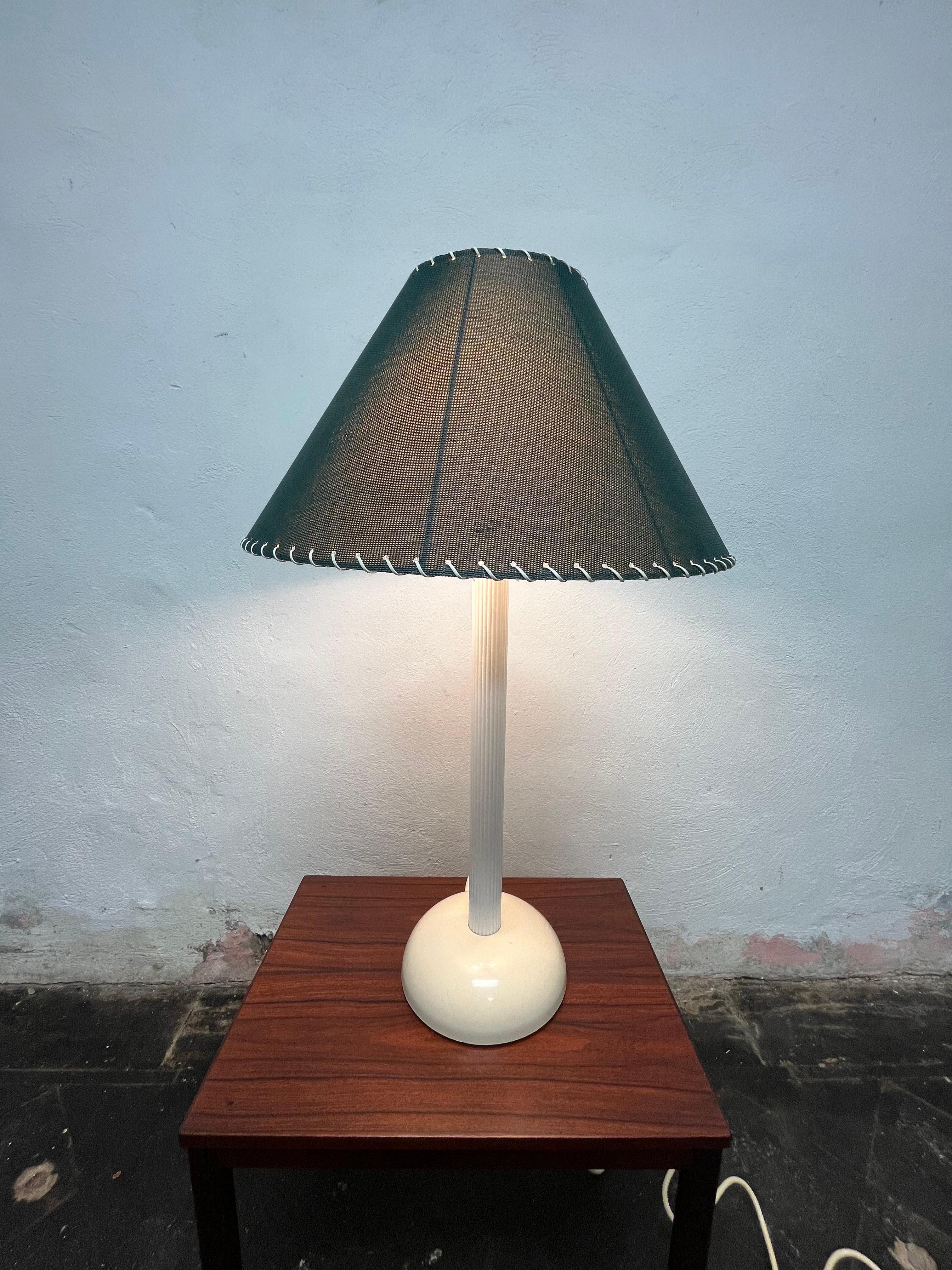 Lampada da tavolo per interni ed esterni unica nel suo genere, realizzata per resistere all'acqua e all'umidità. Il paralume è resistente all'acqua, la ferramenta della lampada è sigillata e il corpo del tubo in plastica è alto. Testato e