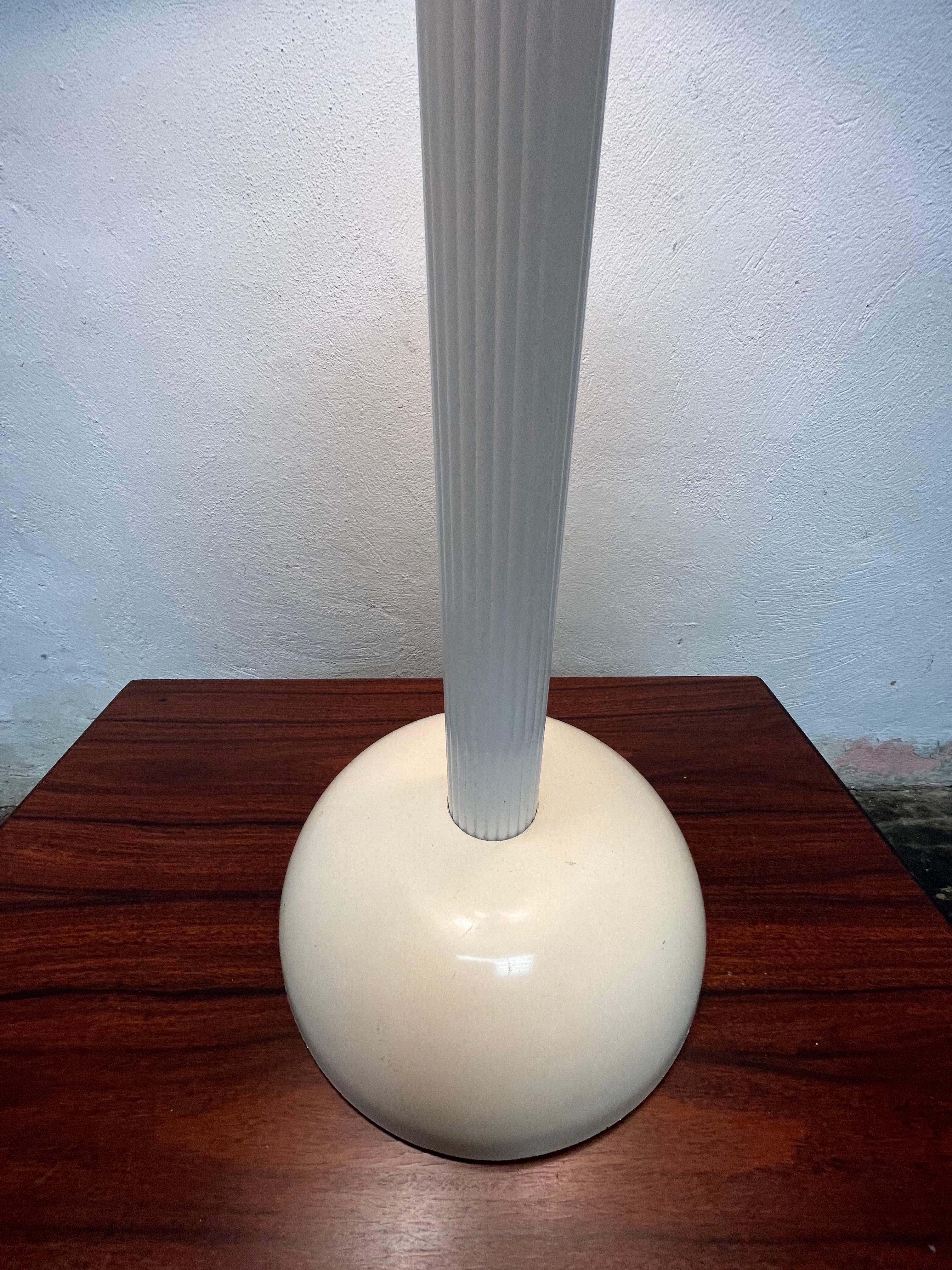 Mid-Century moderno Lampada da tavolo da esterno per interni Olympia, moderna e di metà secolo in vendita