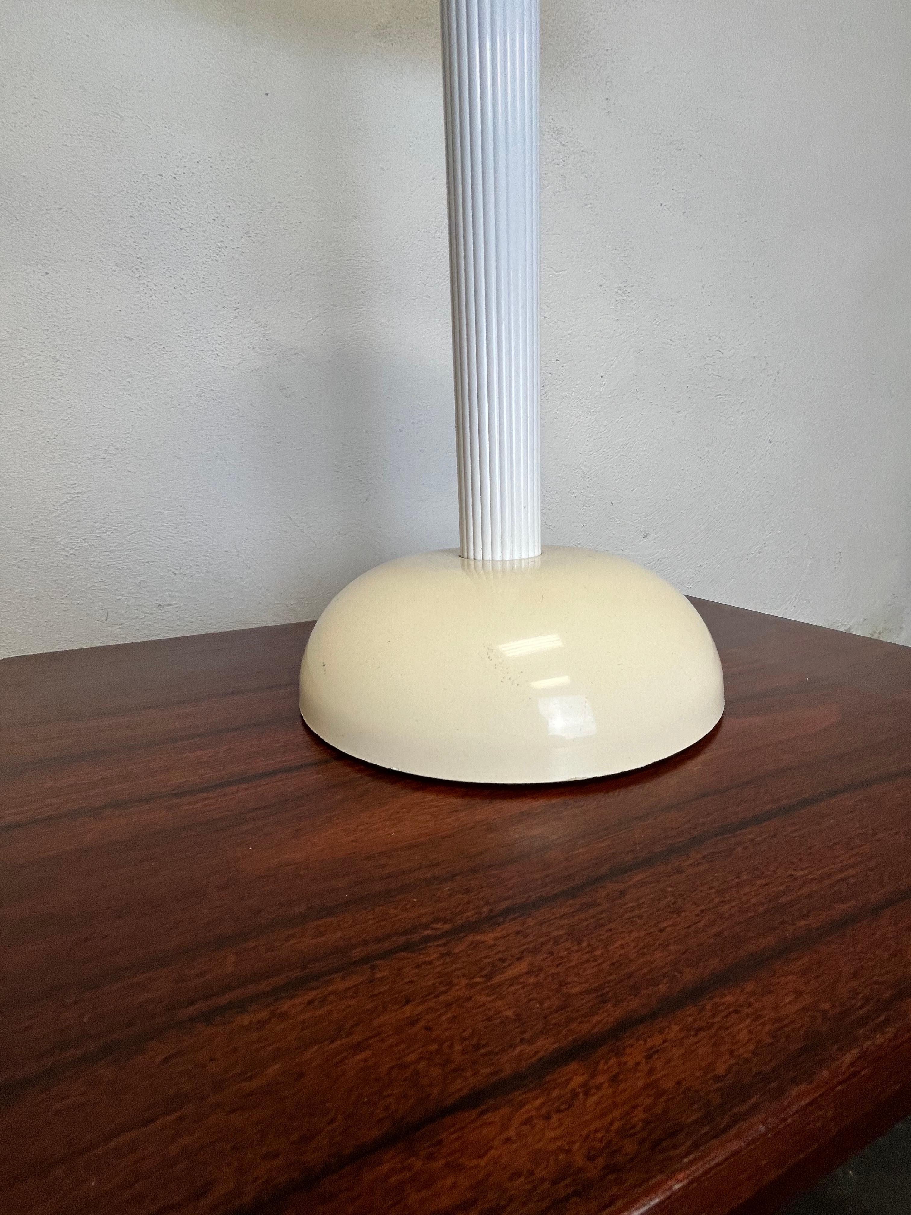 Lampada da tavolo da esterno per interni Olympia, moderna e di metà secolo In condizioni buone in vendita a W Allenhurst, NJ