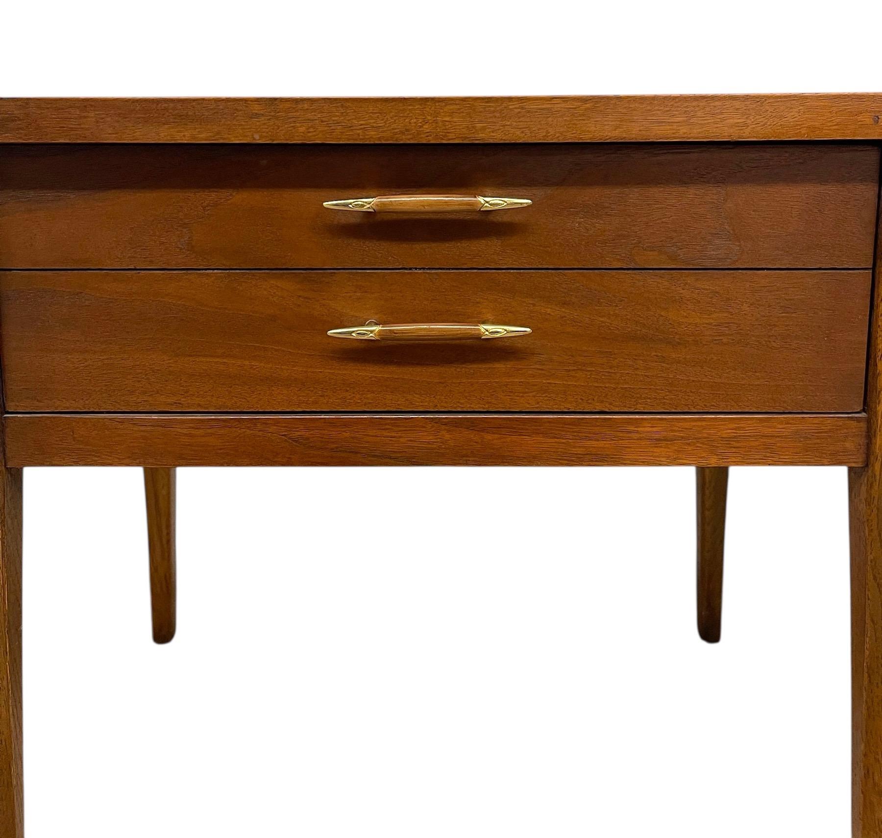 Mid-Century Modern Mid-century modern one-Drawer End Table with Brass tone Handles, 1960s en vente