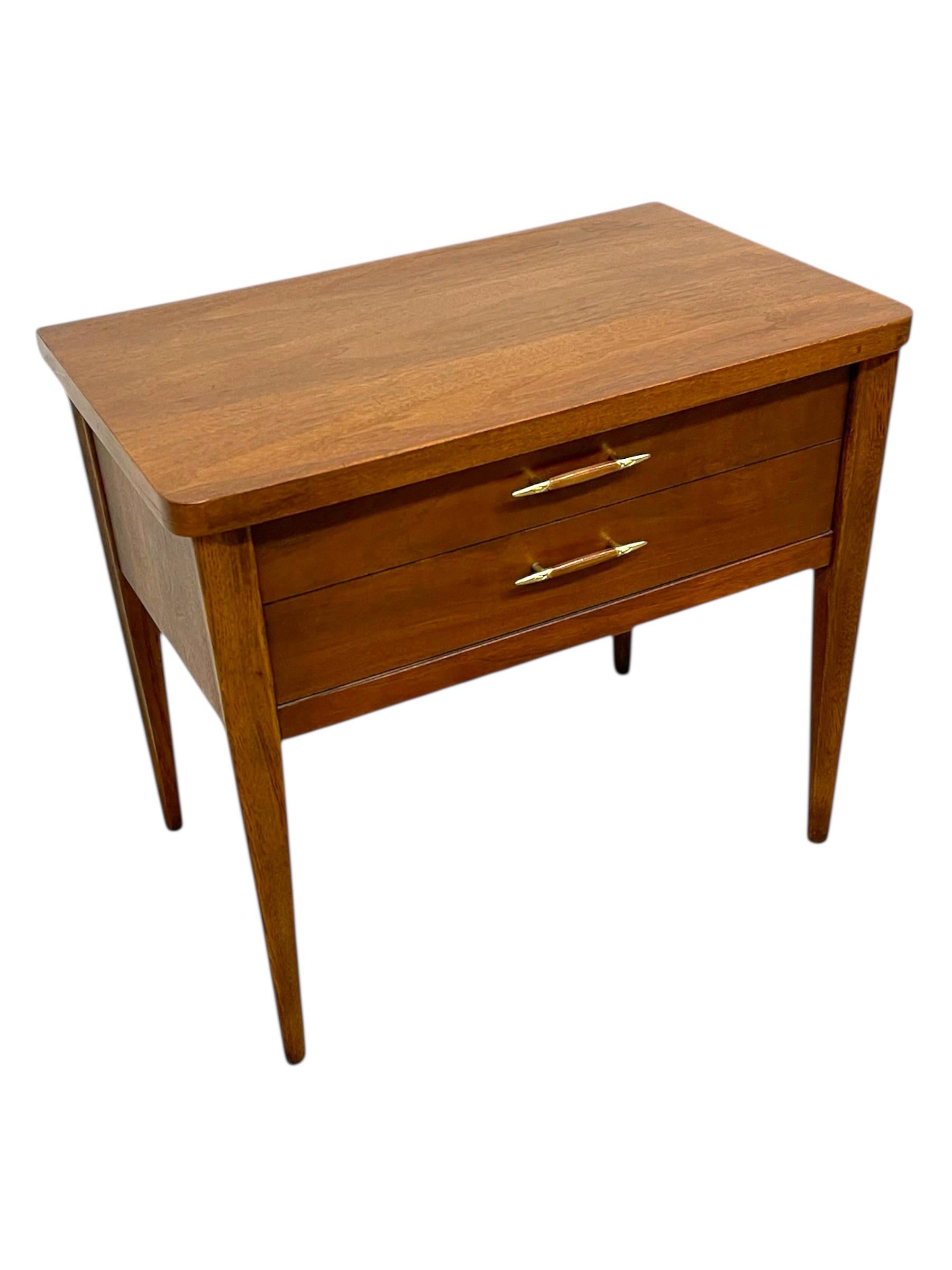 Mid-century modern one-Drawer End Table with Brass tone Handles, 1960s Bon état - En vente à Seattle, WA