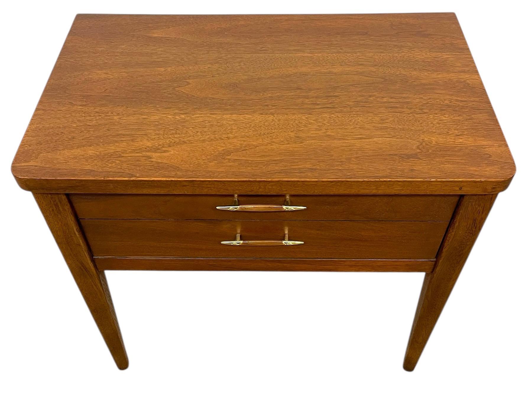 Milieu du XXe siècle Mid-century modern one-Drawer End Table with Brass tone Handles, 1960s en vente