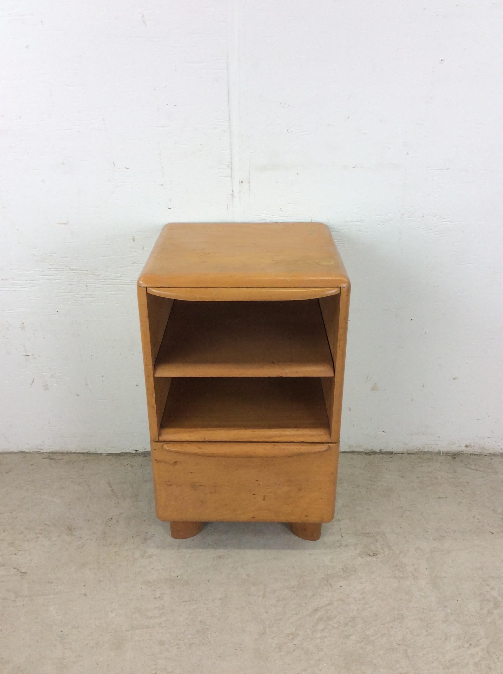 This mid century modern nightstand by Heywood Wakefield nightstand features hardwood construction, original champagne finish, single dovetailed drawer with sculpted wood pull, and stubby tapered legs.

Dimensions: 15w 14.75d 25h  

Condition notes: