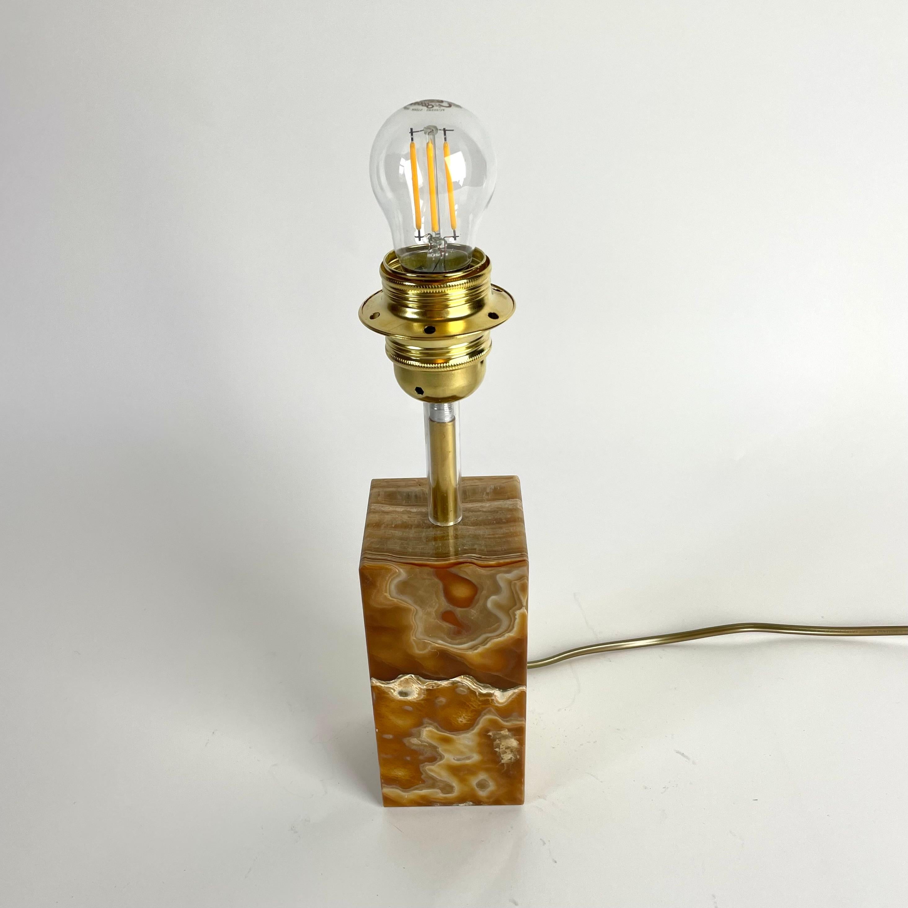 Mid-Century Modern Lampe de table en onyx et laiton The Modernity - années 1960 en vente