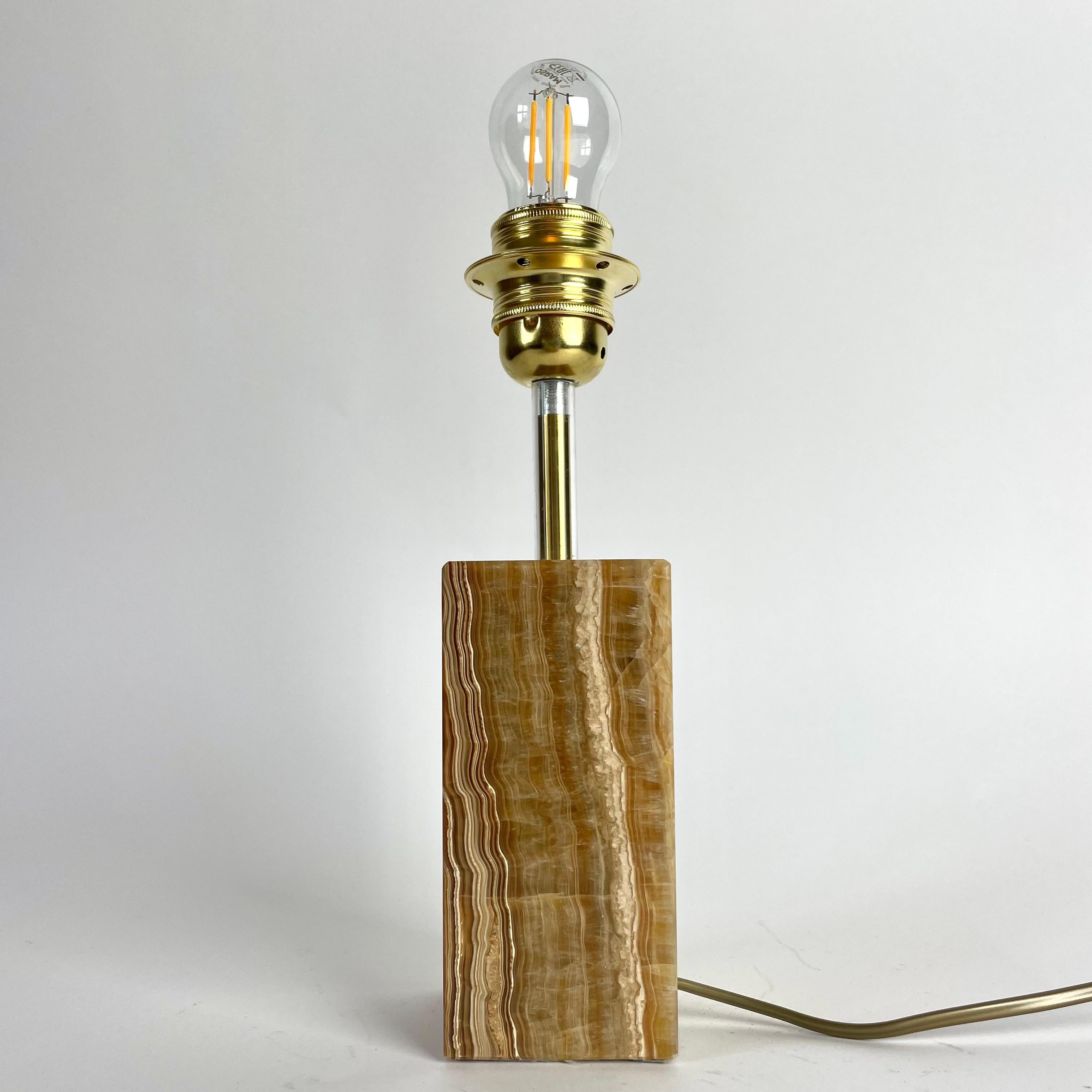 Laiton Lampe de table en onyx et laiton The Modernity - années 1960 en vente