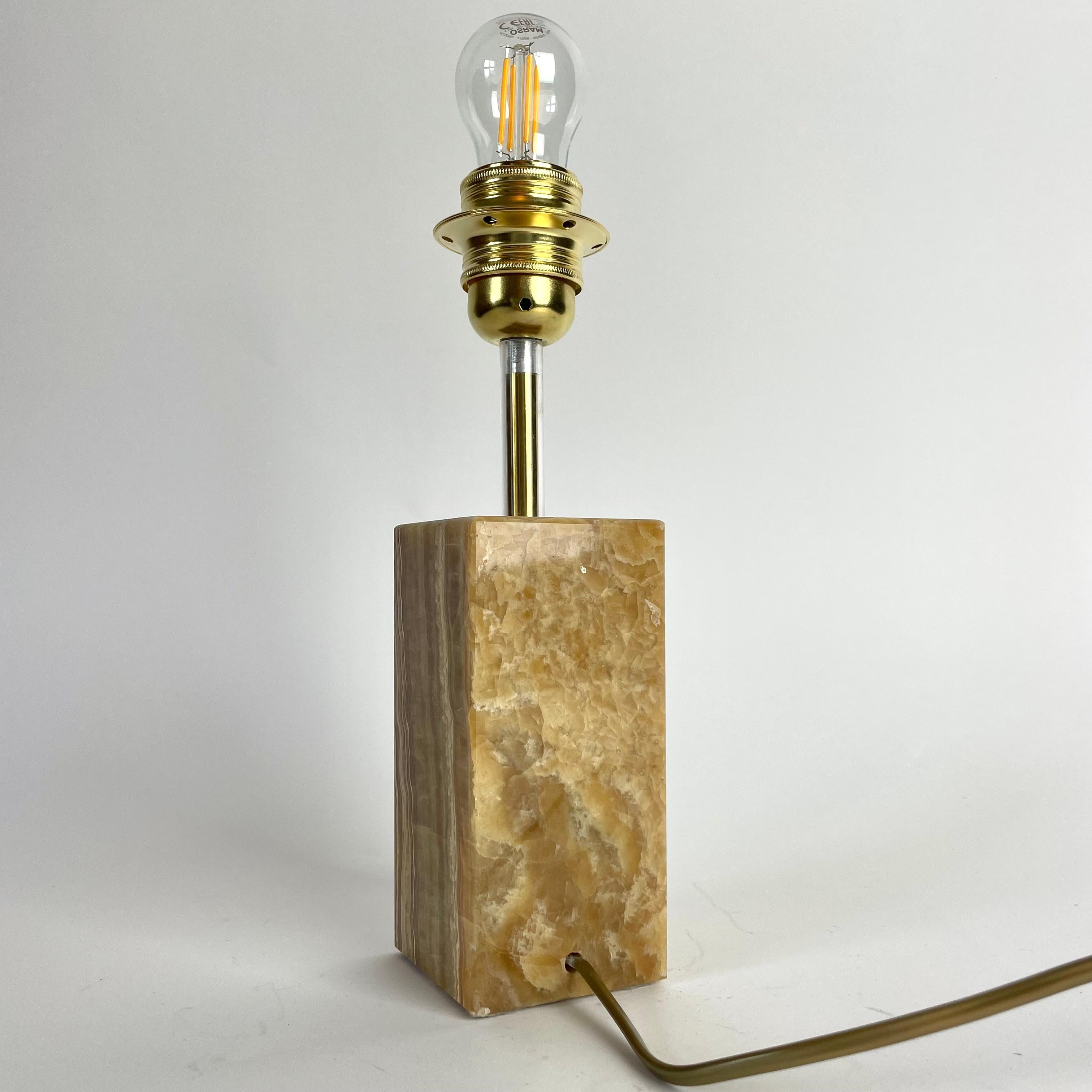 Lampe de table en onyx et laiton The Modernity - années 1960 en vente 1