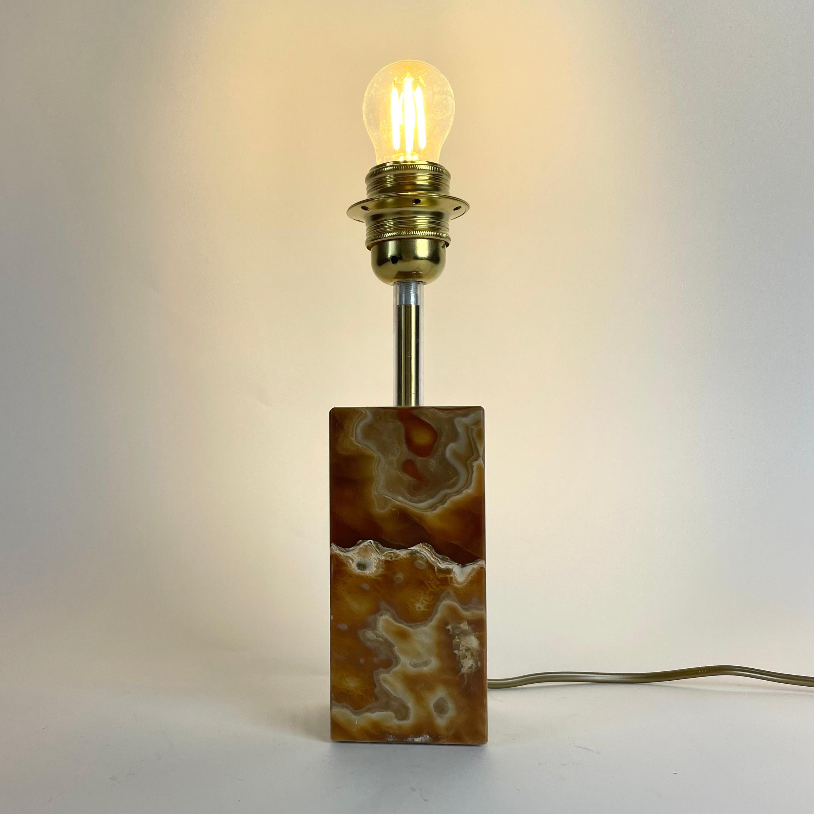 Lampe de table en onyx et laiton The Modernity - années 1960 en vente 2