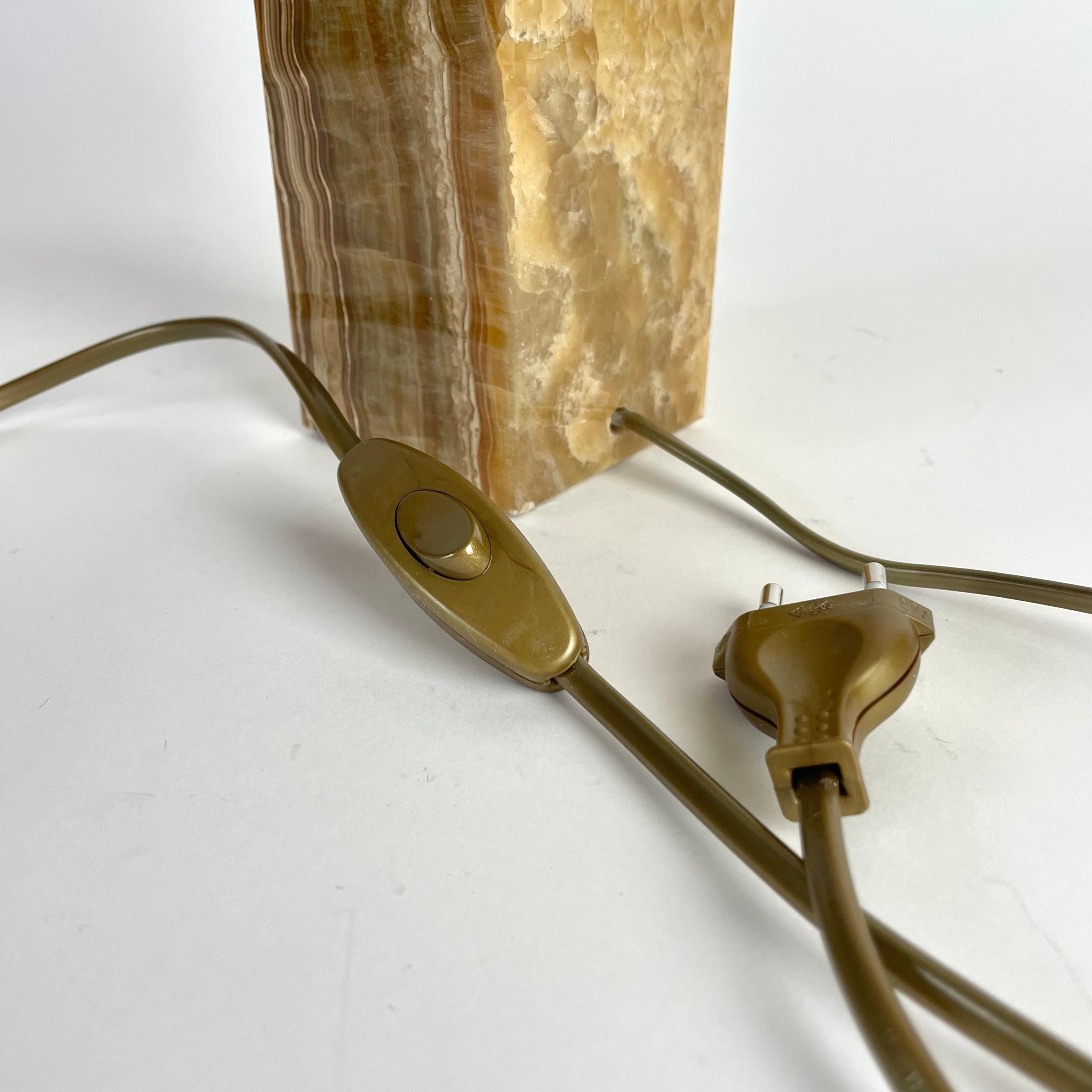 Lampe de table en onyx et laiton The Modernity - années 1960 en vente 3