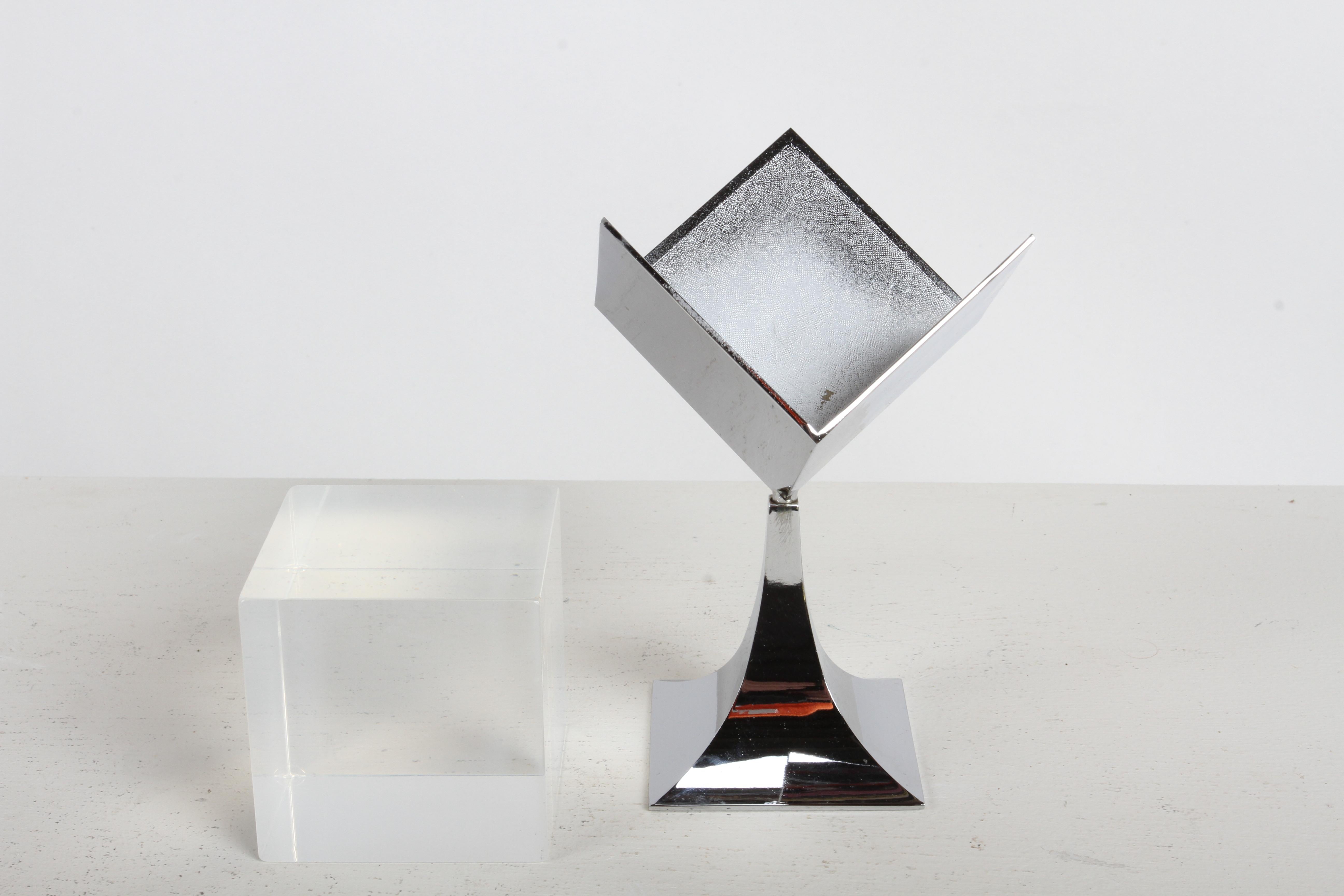 1960s MCM MOD OP-Art Chrome Base & Lucite Spinning Photo Prism Cube Sculpture For Sale 4