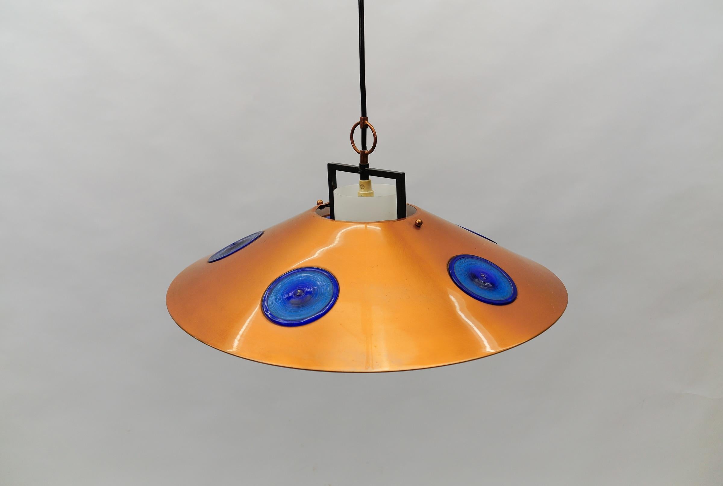 Lampada moderna di metà secolo in vetro opalino con paralume in rame e supporto in rame, anni '50 in vendita 3