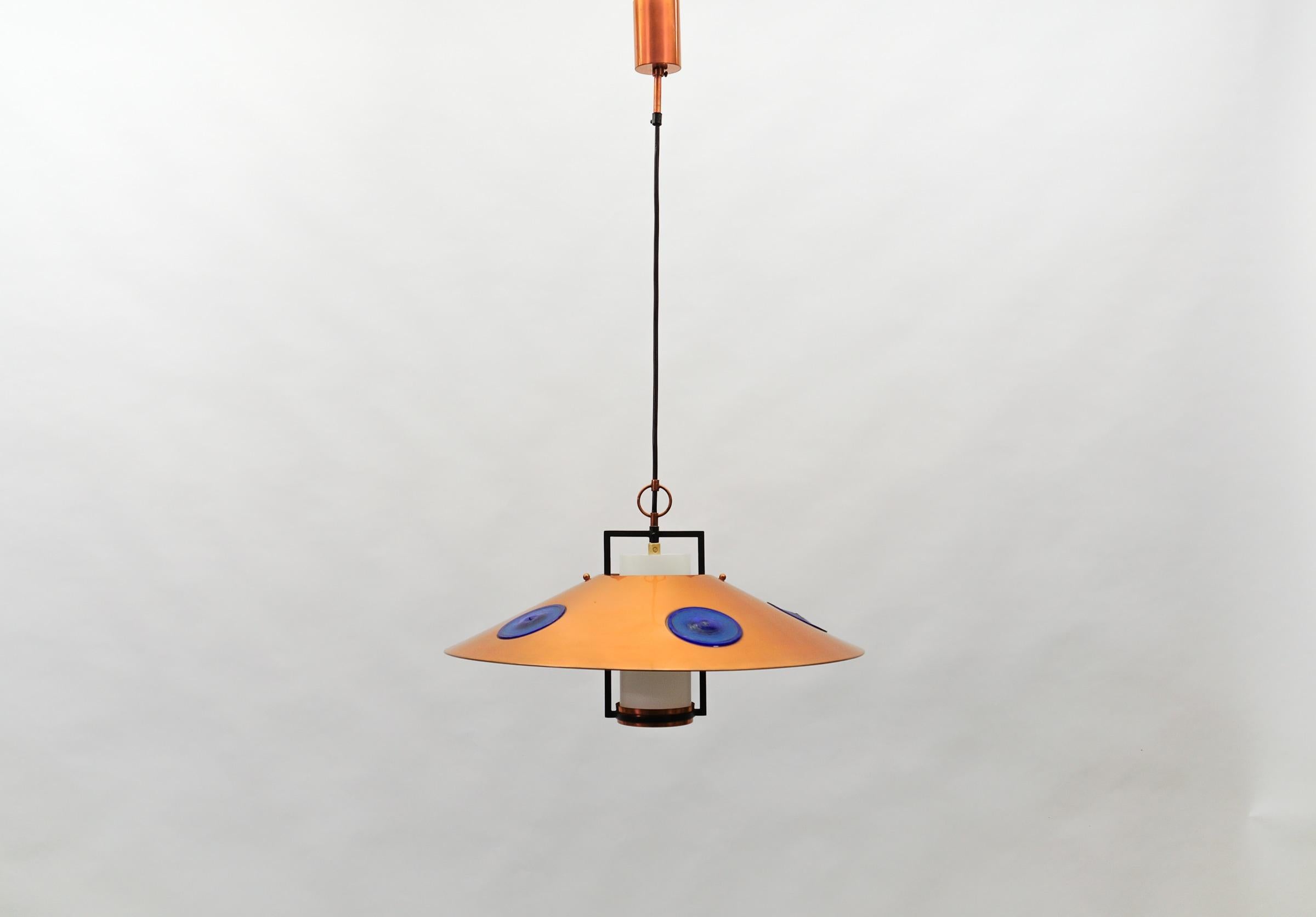 Lampada moderna di metà secolo in vetro opalino con paralume in rame e supporto in rame, anni '50 in vendita 5