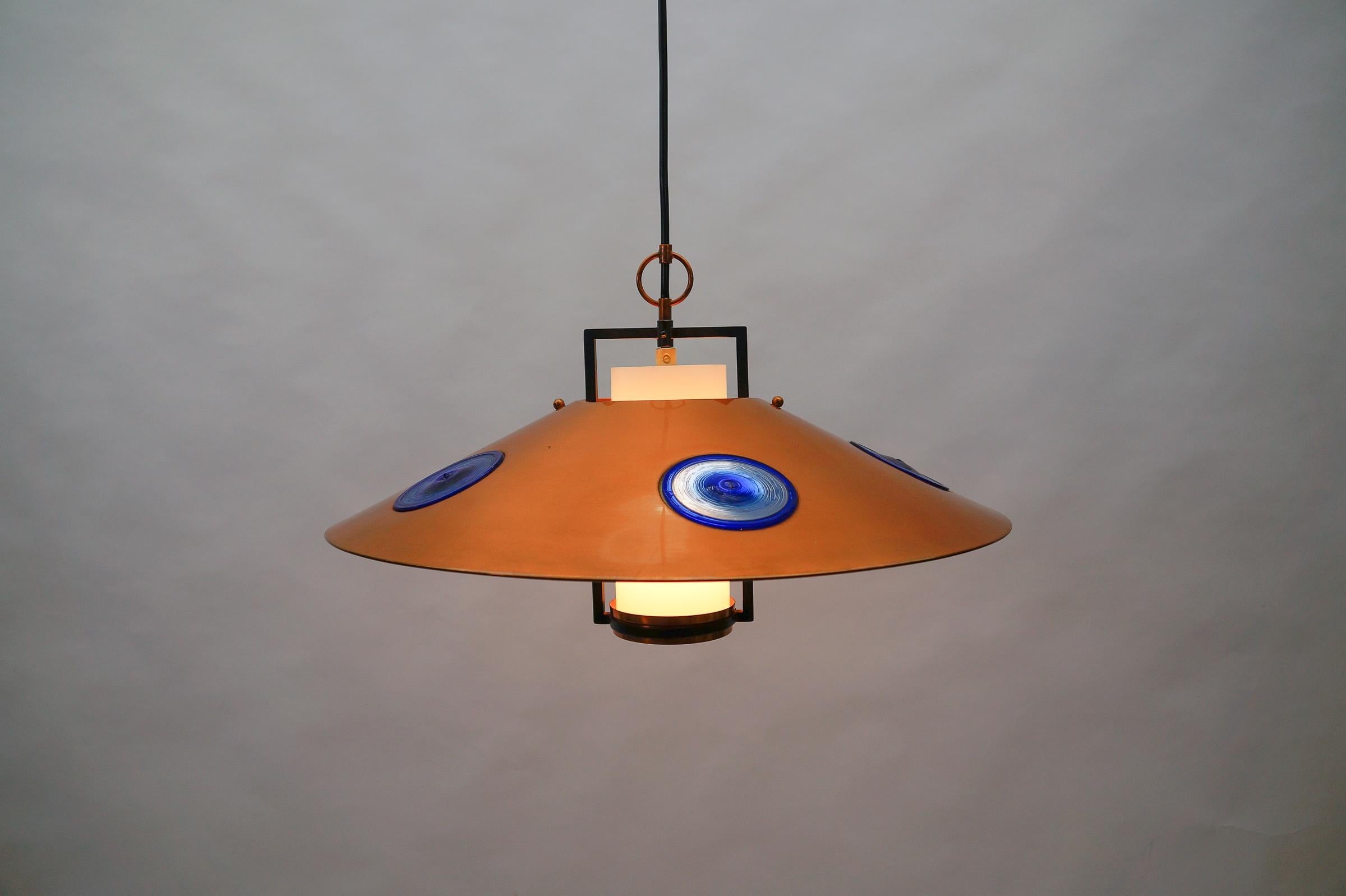 Lampada moderna di metà secolo in vetro opalino con paralume in rame e supporto in rame, anni '50 in vendita 8