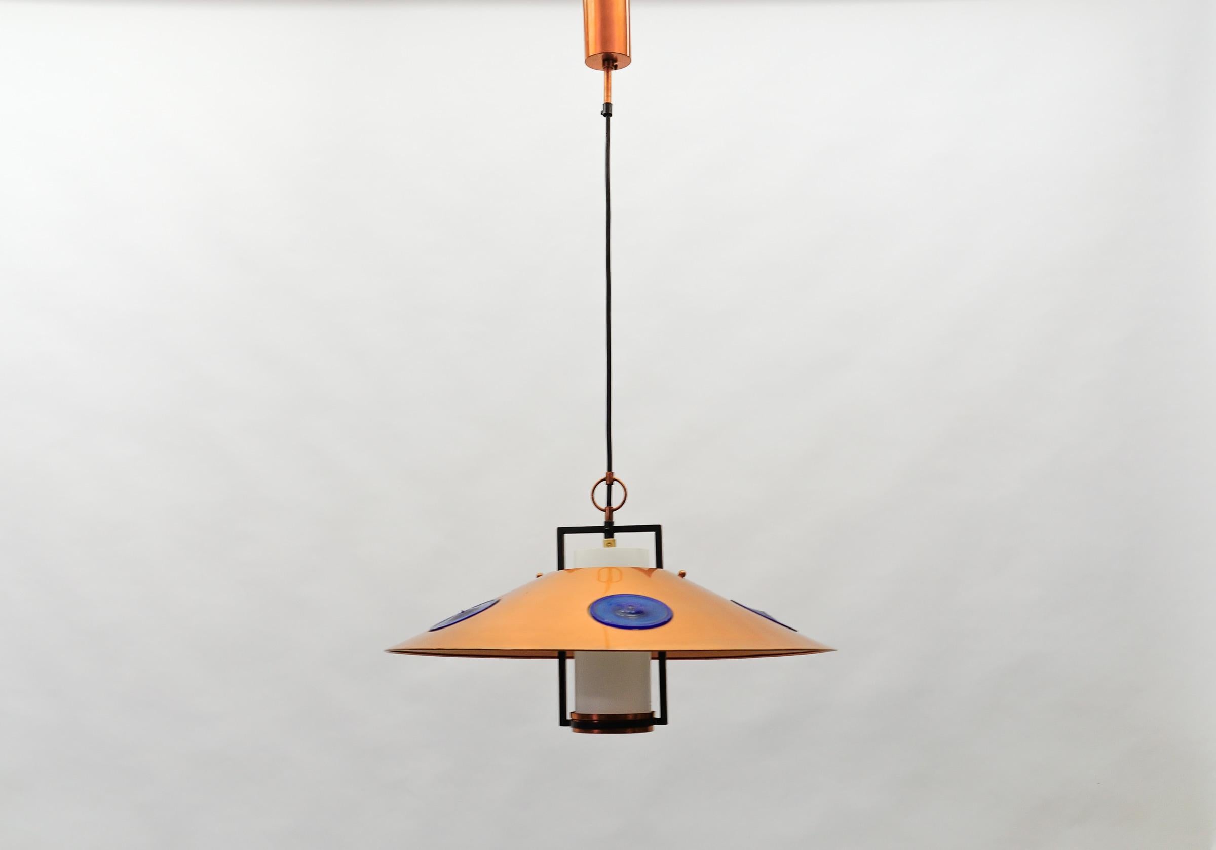 Mid-Century moderno Lampada moderna di metà secolo in vetro opalino con paralume in rame e supporto in rame, anni '50 in vendita