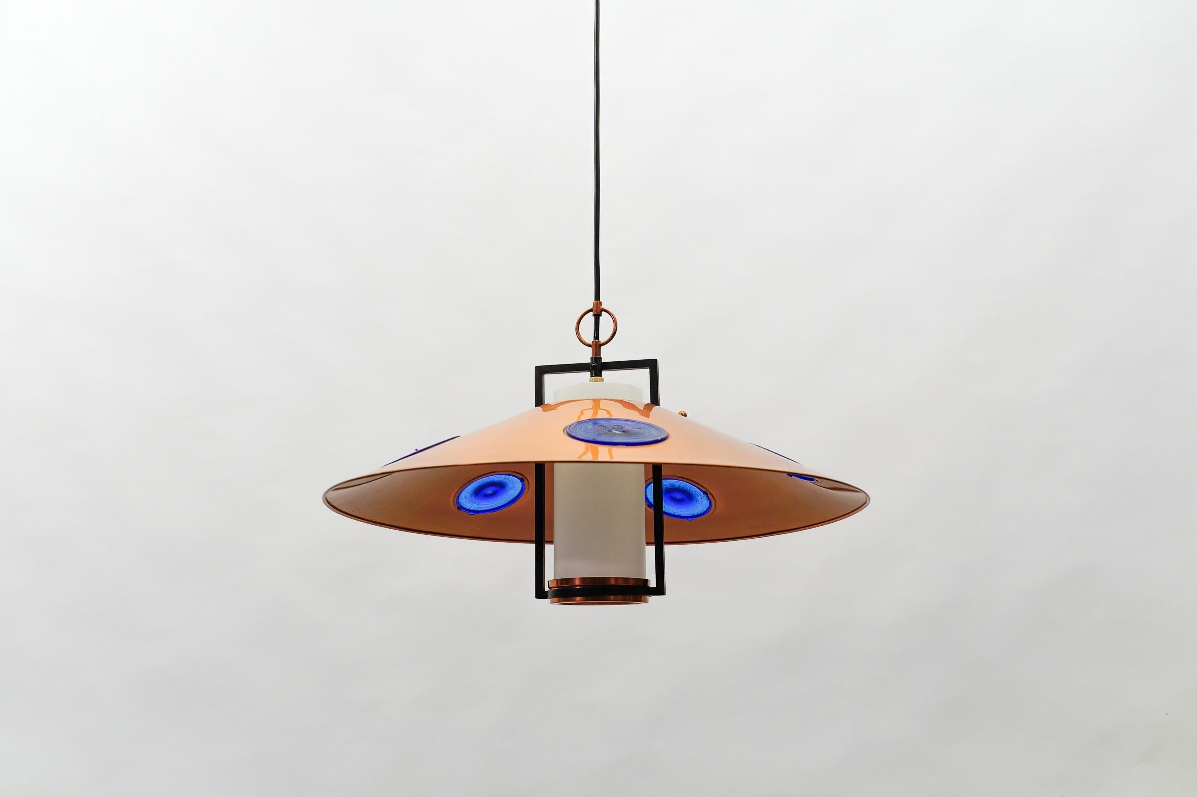 Lampada moderna di metà secolo in vetro opalino con paralume in rame e supporto in rame, anni '50 In condizioni buone in vendita a Nürnberg, Bayern