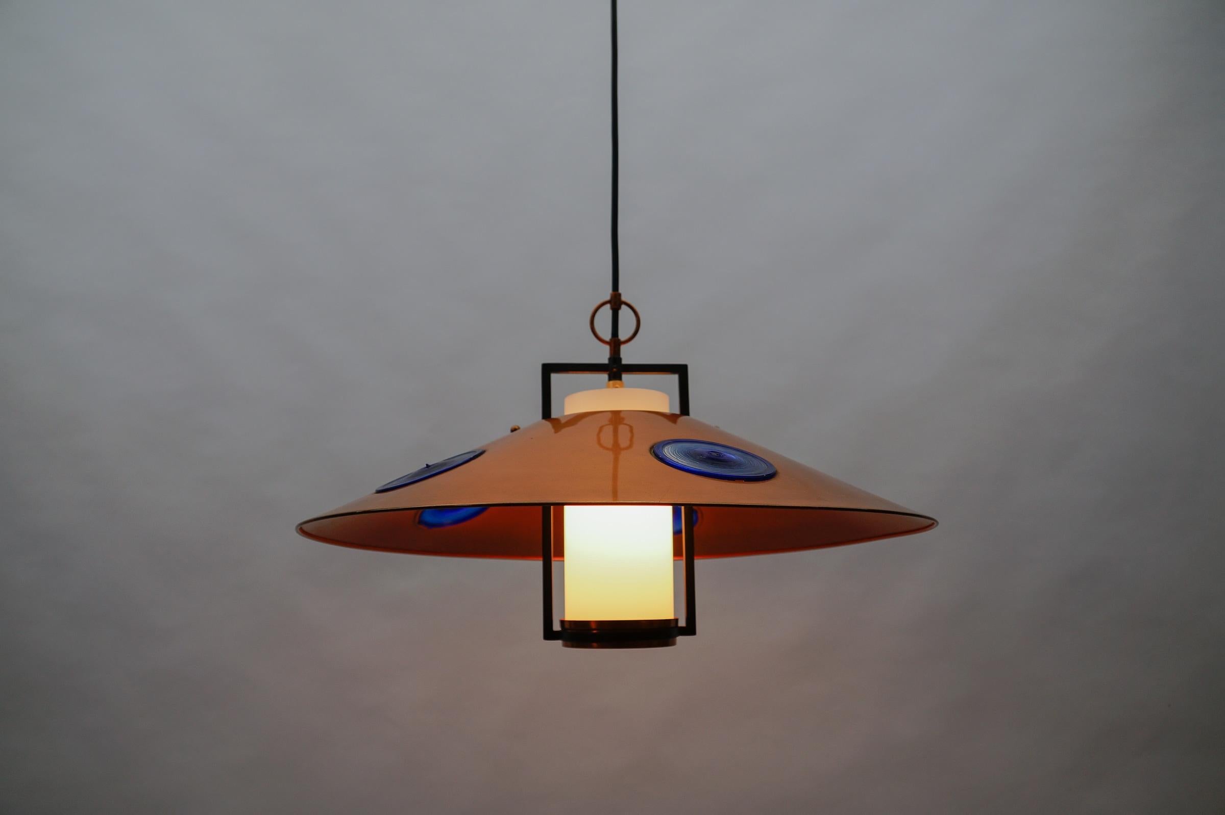 Metà XX secolo Lampada moderna di metà secolo in vetro opalino con paralume in rame e supporto in rame, anni '50 in vendita
