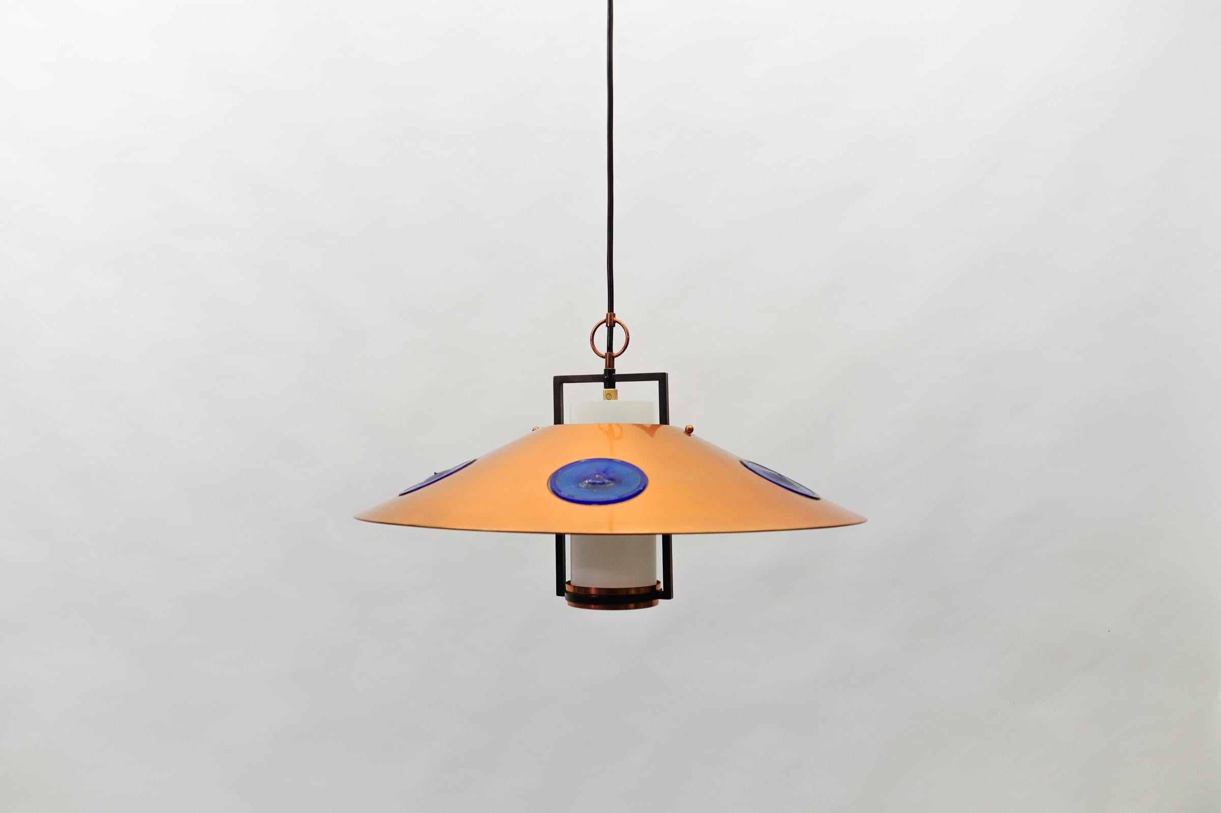 Metallo Lampada moderna di metà secolo in vetro opalino con paralume in rame e supporto in rame, anni '50 in vendita