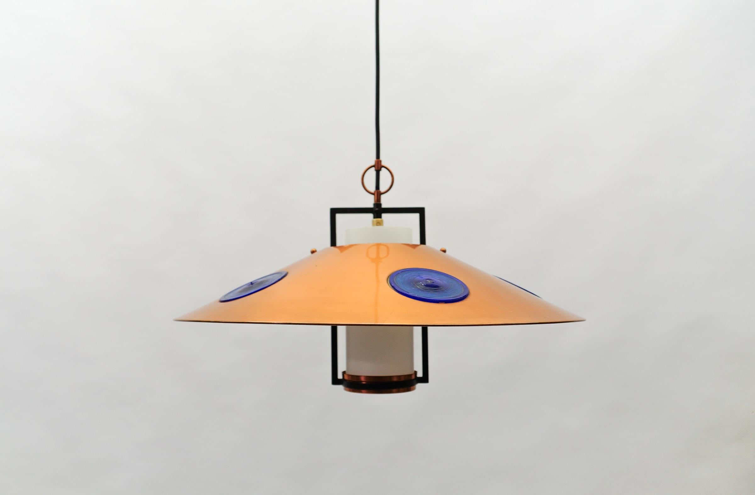 Lampada moderna di metà secolo in vetro opalino con paralume in rame e supporto in rame, anni '50 in vendita 1