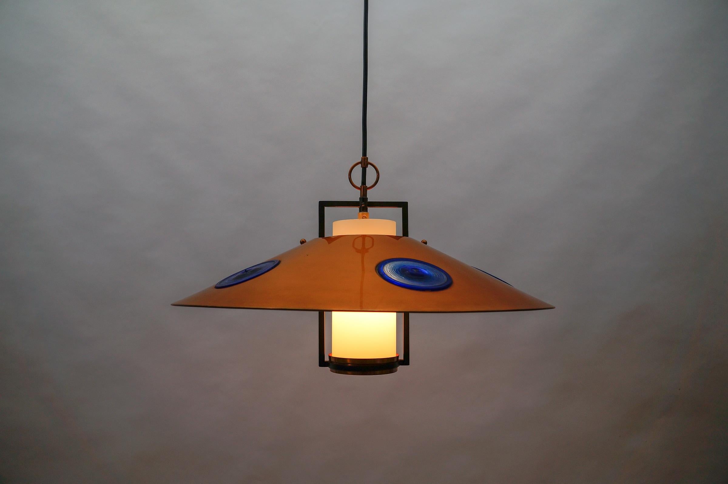 Lampada moderna di metà secolo in vetro opalino con paralume in rame e supporto in rame, anni '50 in vendita 2