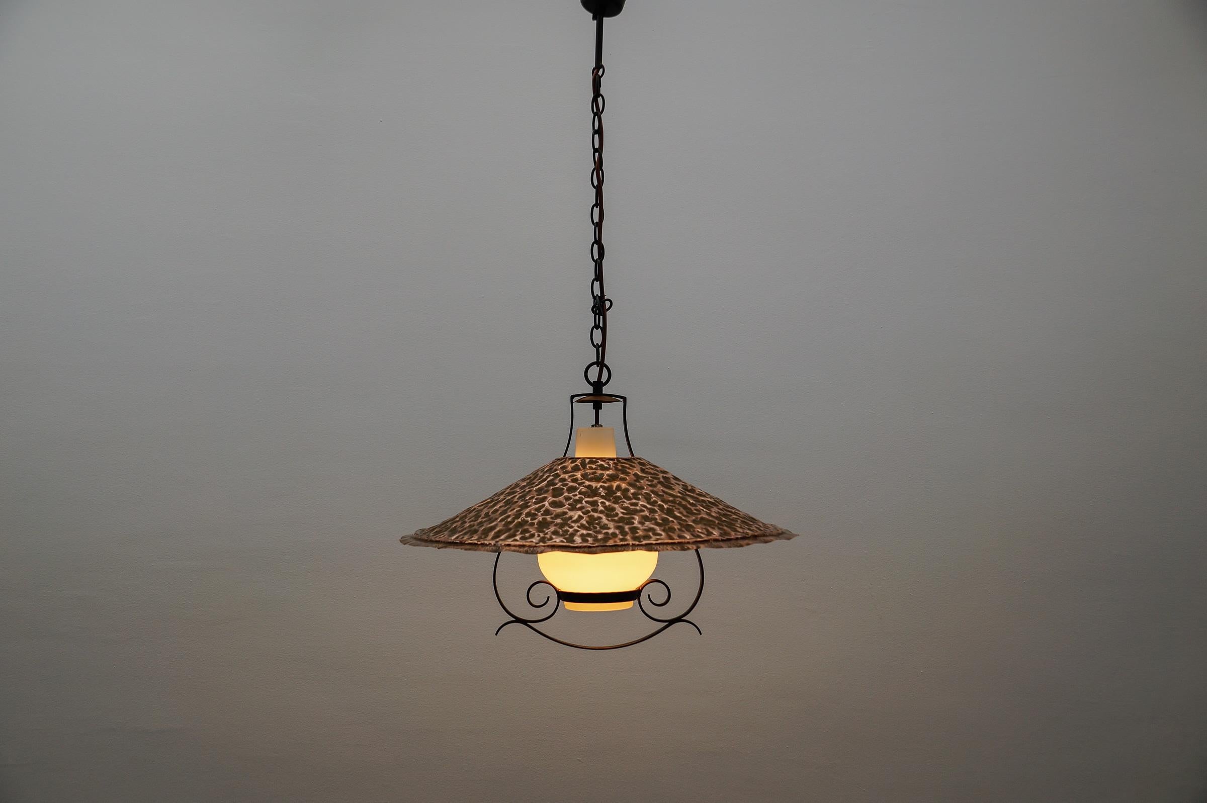 Lampada moderna di metà secolo in vetro opalino con paralume in rame martellato, anni '50 in vendita 3