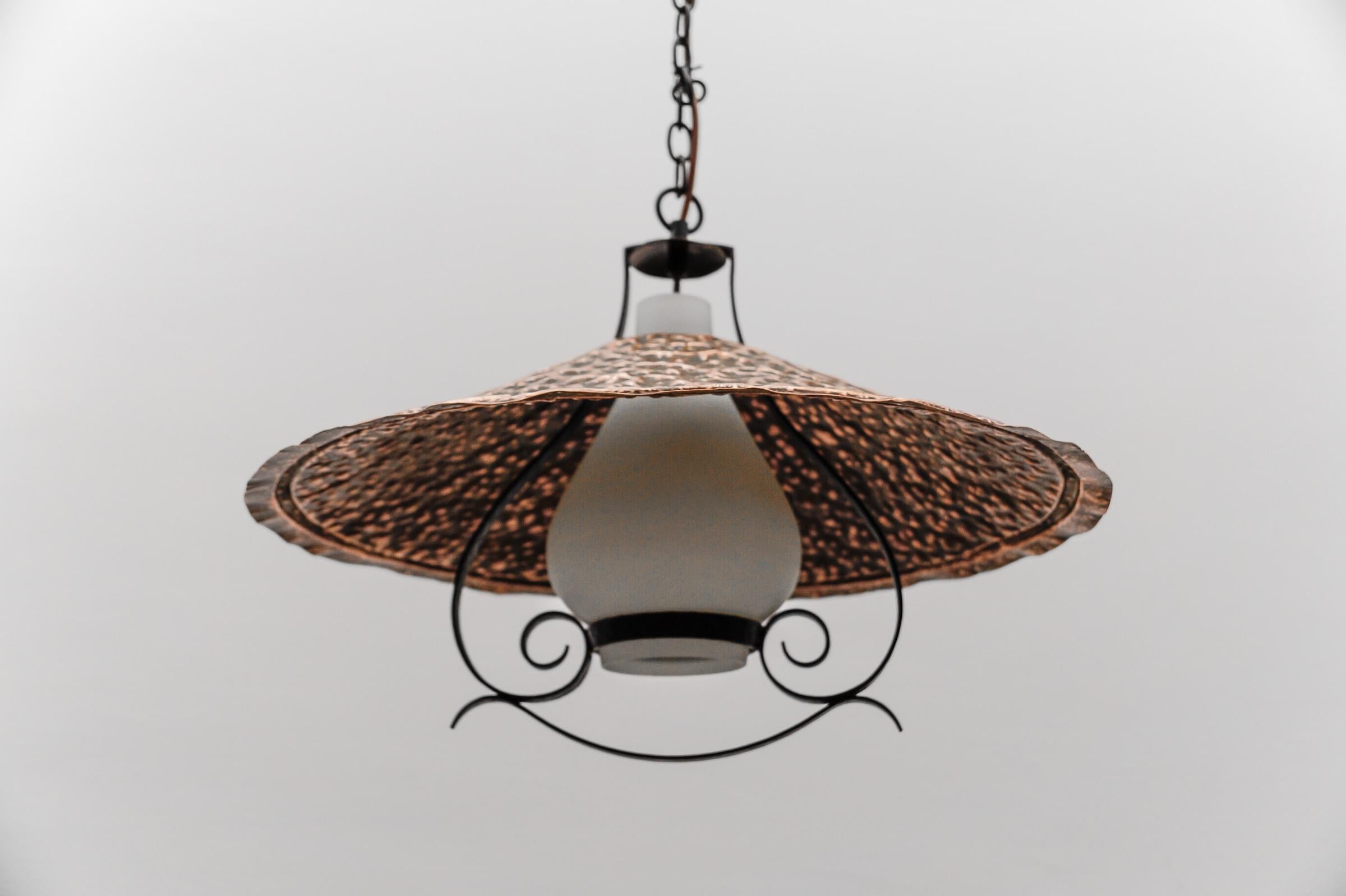 Lampada moderna di metà secolo in vetro opalino con paralume in rame martellato, anni '50 in vendita 4