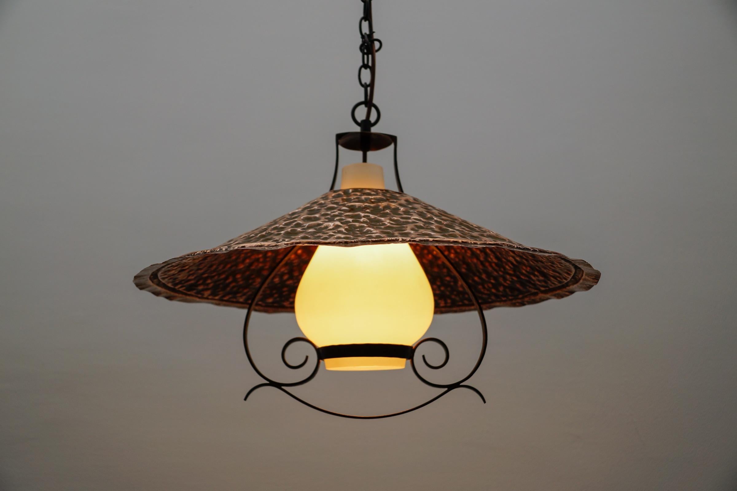 Lampada moderna di metà secolo in vetro opalino con paralume in rame martellato, anni '50 in vendita 5