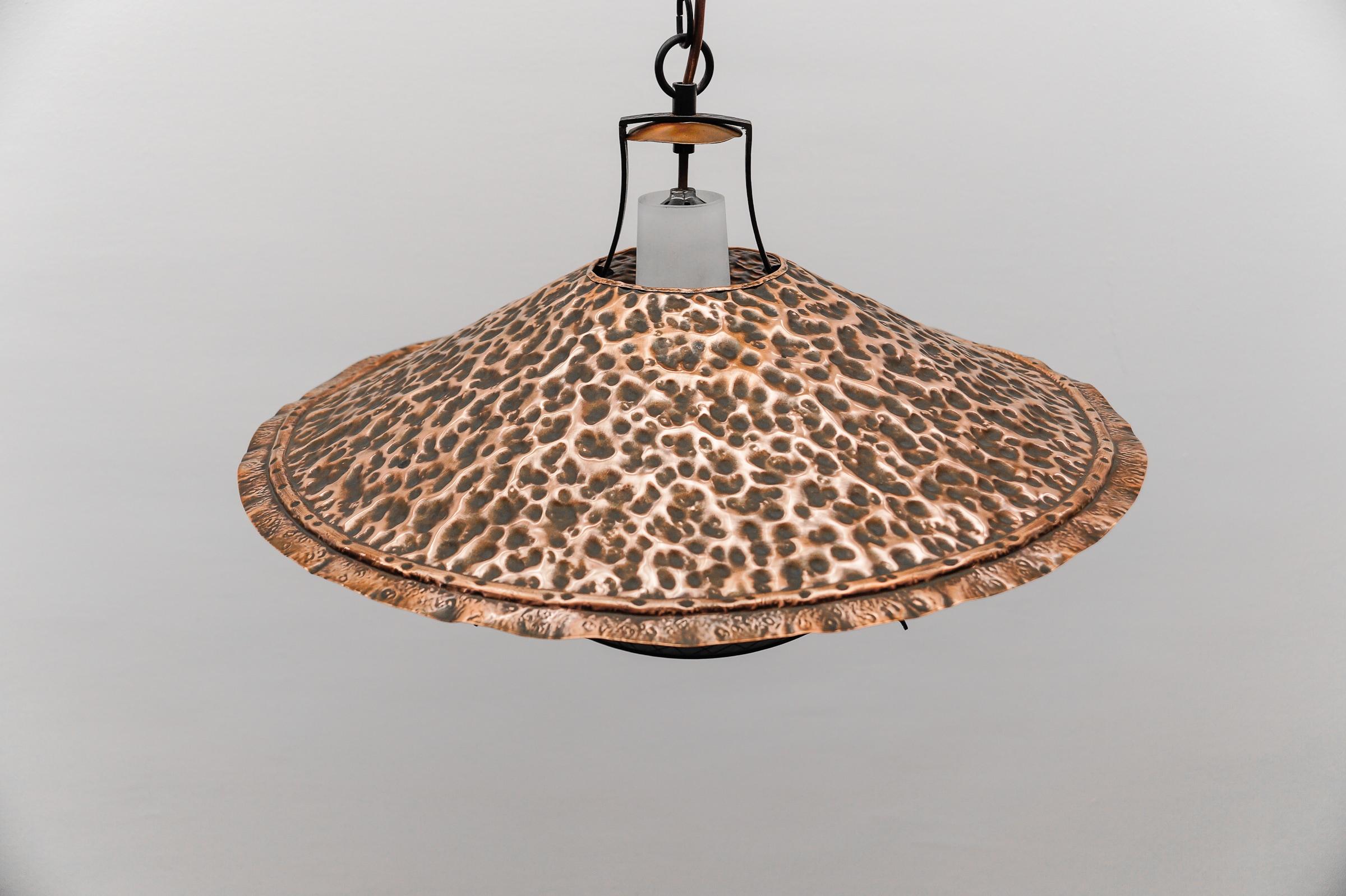 Lampada moderna di metà secolo in vetro opalino con paralume in rame martellato, anni '50 in vendita 6