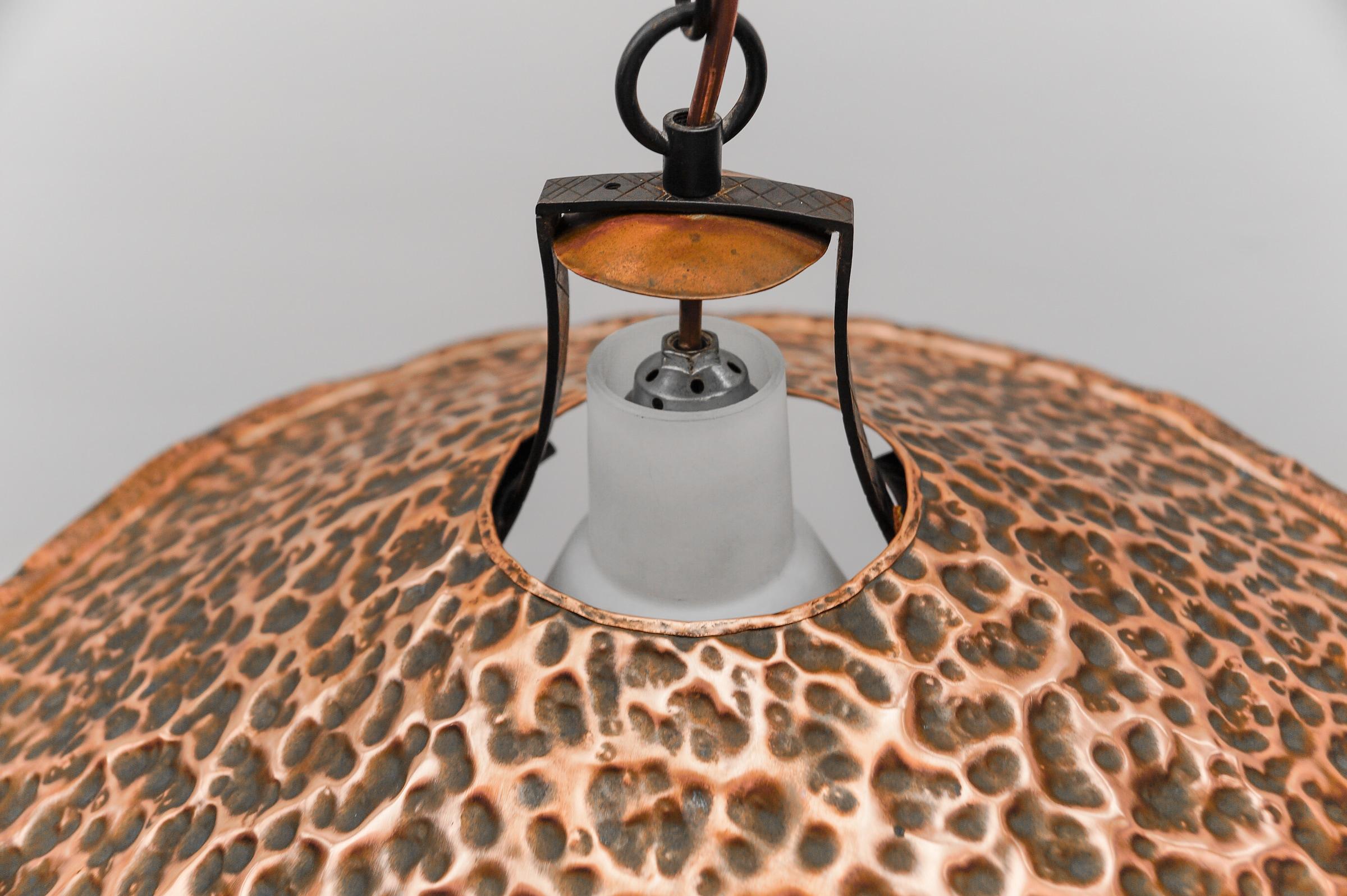 Lampada moderna di metà secolo in vetro opalino con paralume in rame martellato, anni '50 in vendita 7