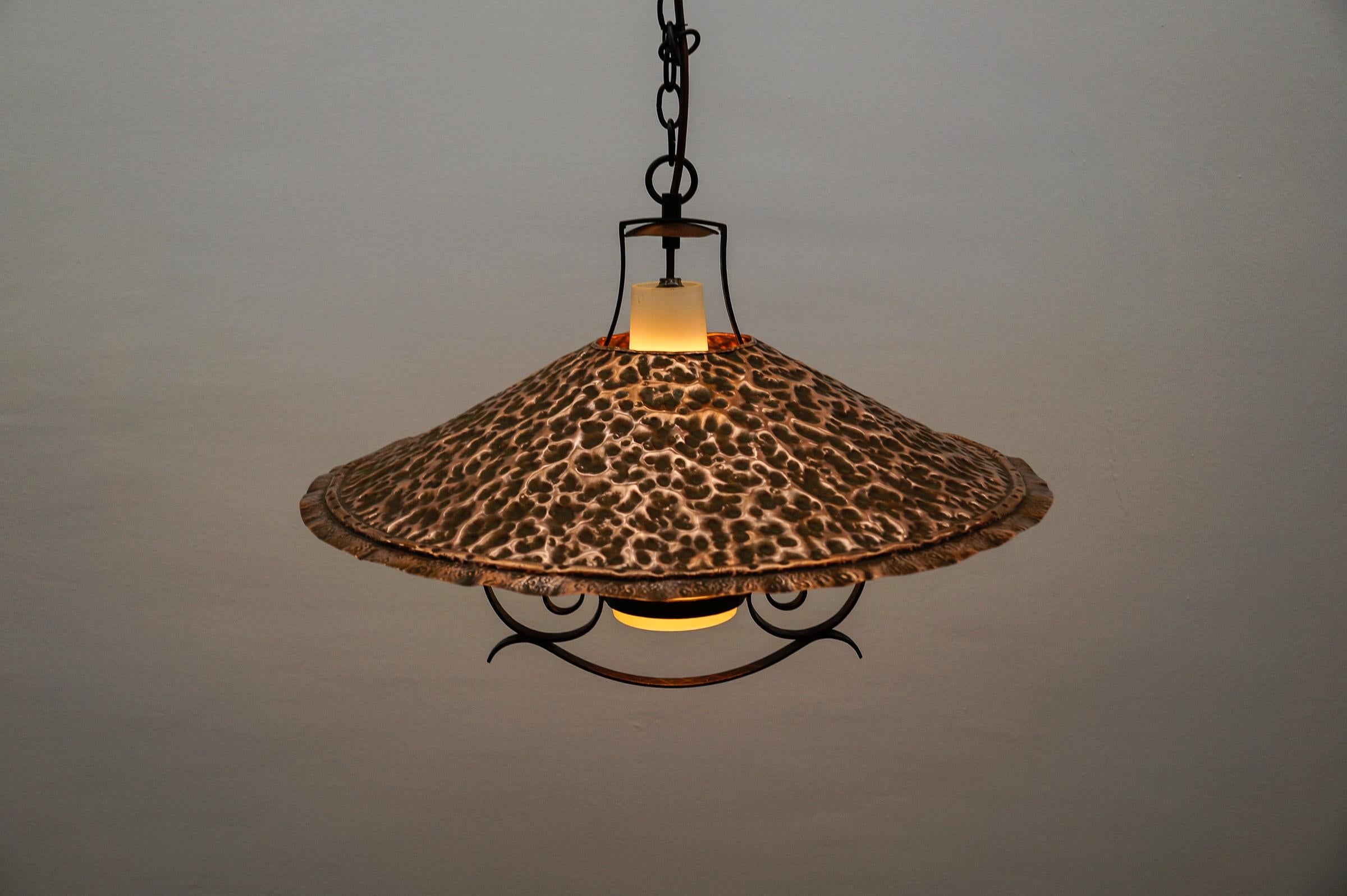 Lampada moderna di metà secolo in vetro opalino con paralume in rame martellato, anni '50 in vendita 8