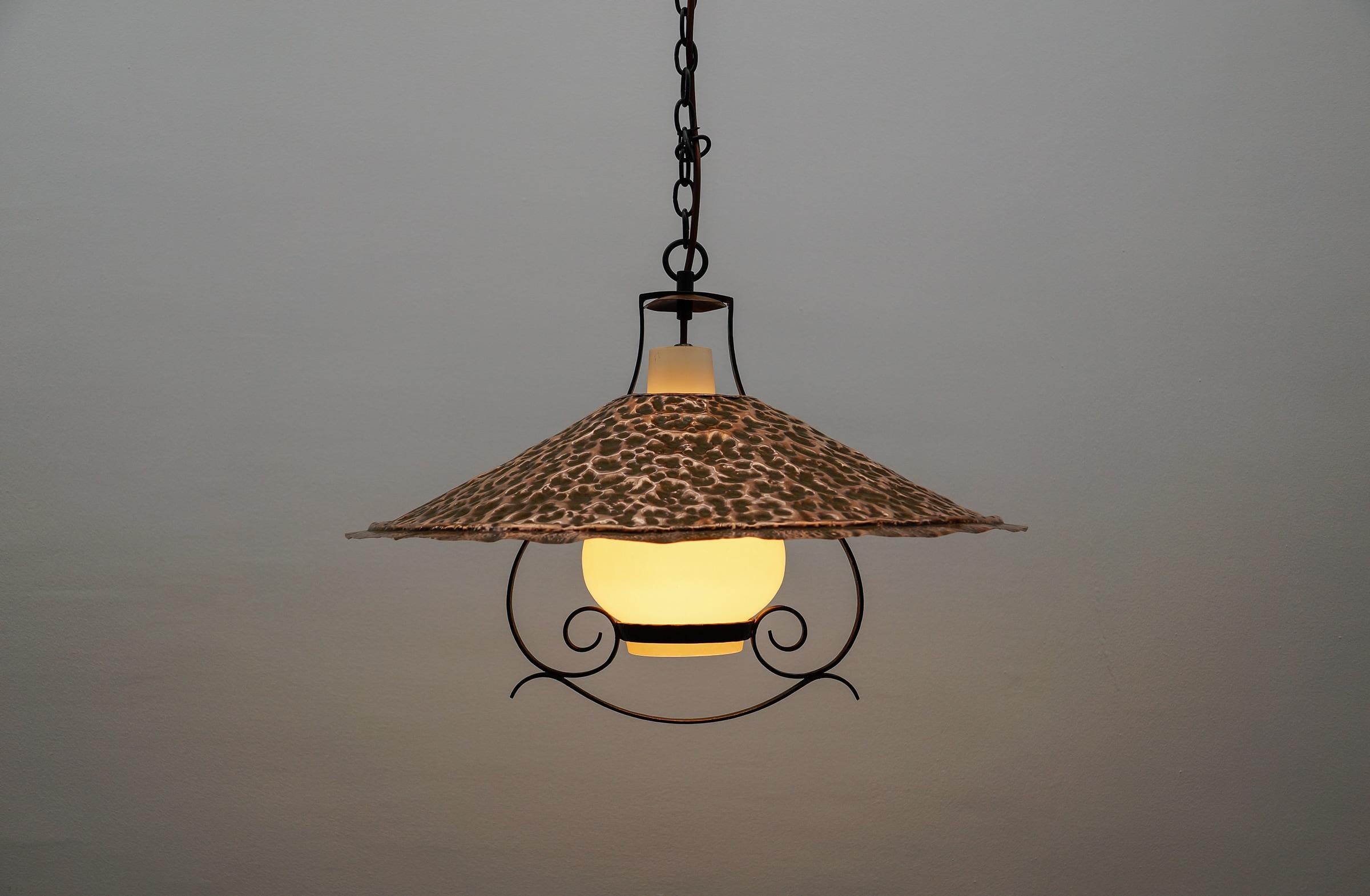Mid-Century moderno Lampada moderna di metà secolo in vetro opalino con paralume in rame martellato, anni '50 in vendita