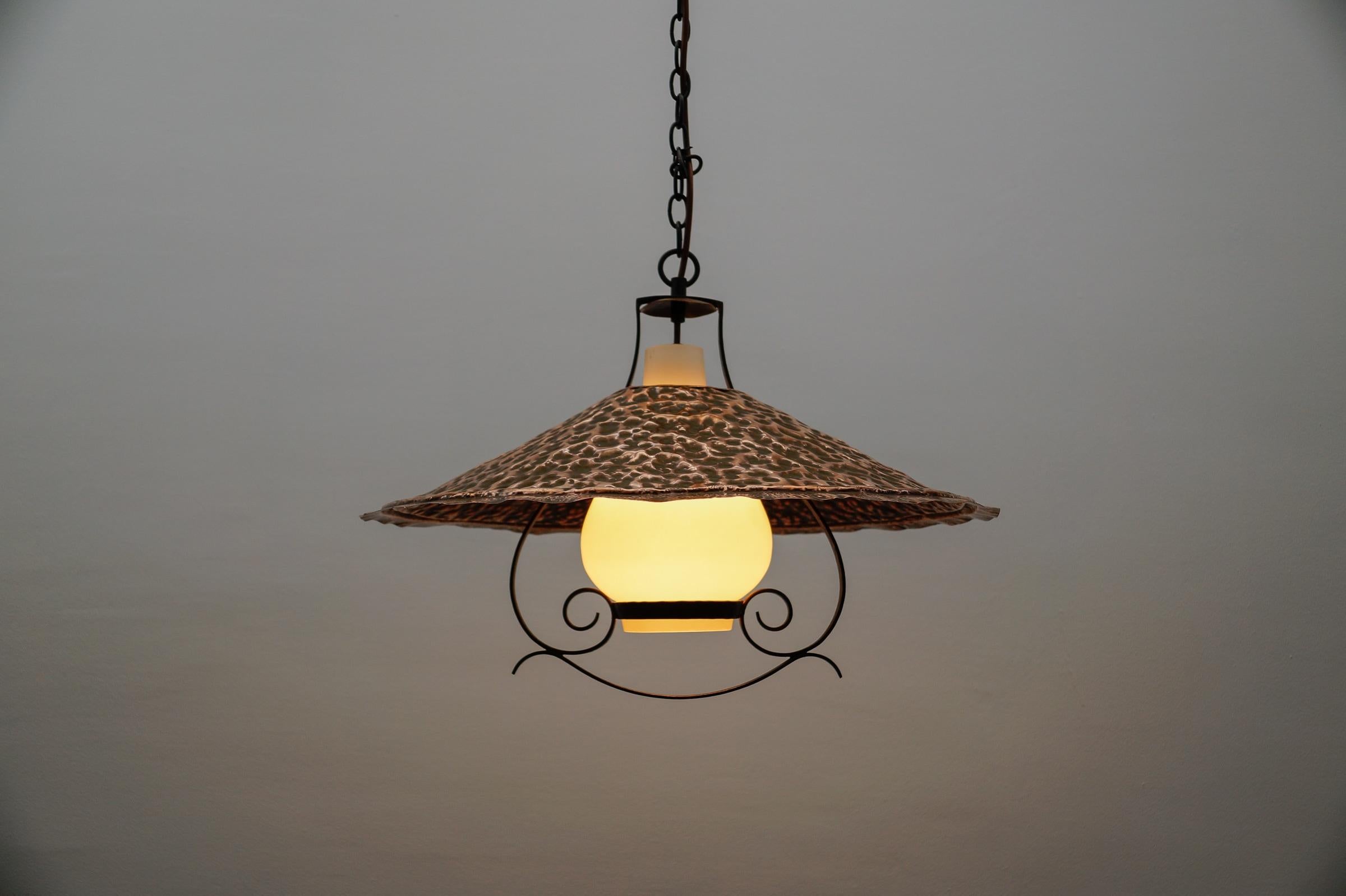 Lampada moderna di metà secolo in vetro opalino con paralume in rame martellato, anni '50 In condizioni buone in vendita a Nürnberg, Bayern