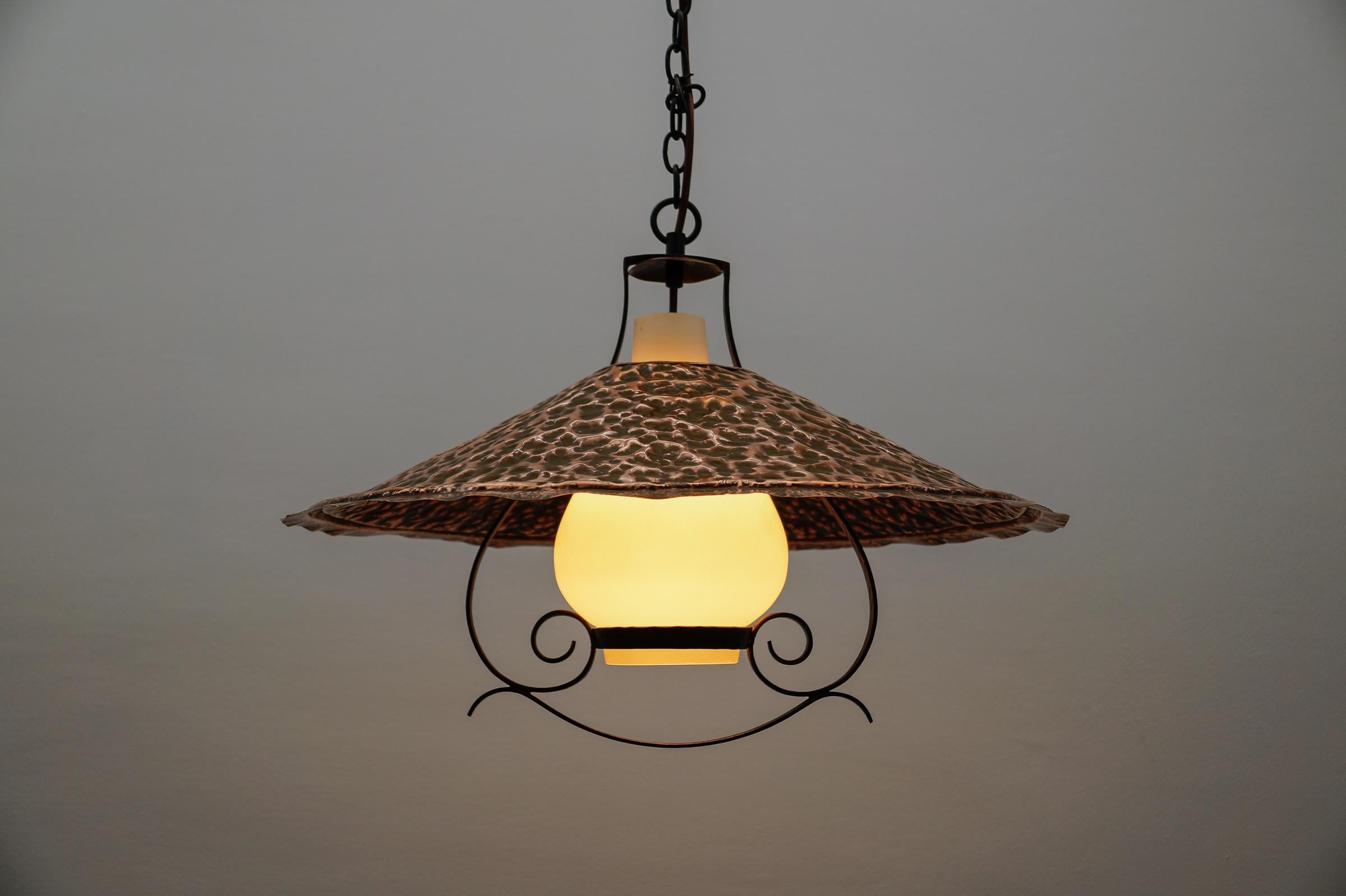 Metà XX secolo Lampada moderna di metà secolo in vetro opalino con paralume in rame martellato, anni '50 in vendita