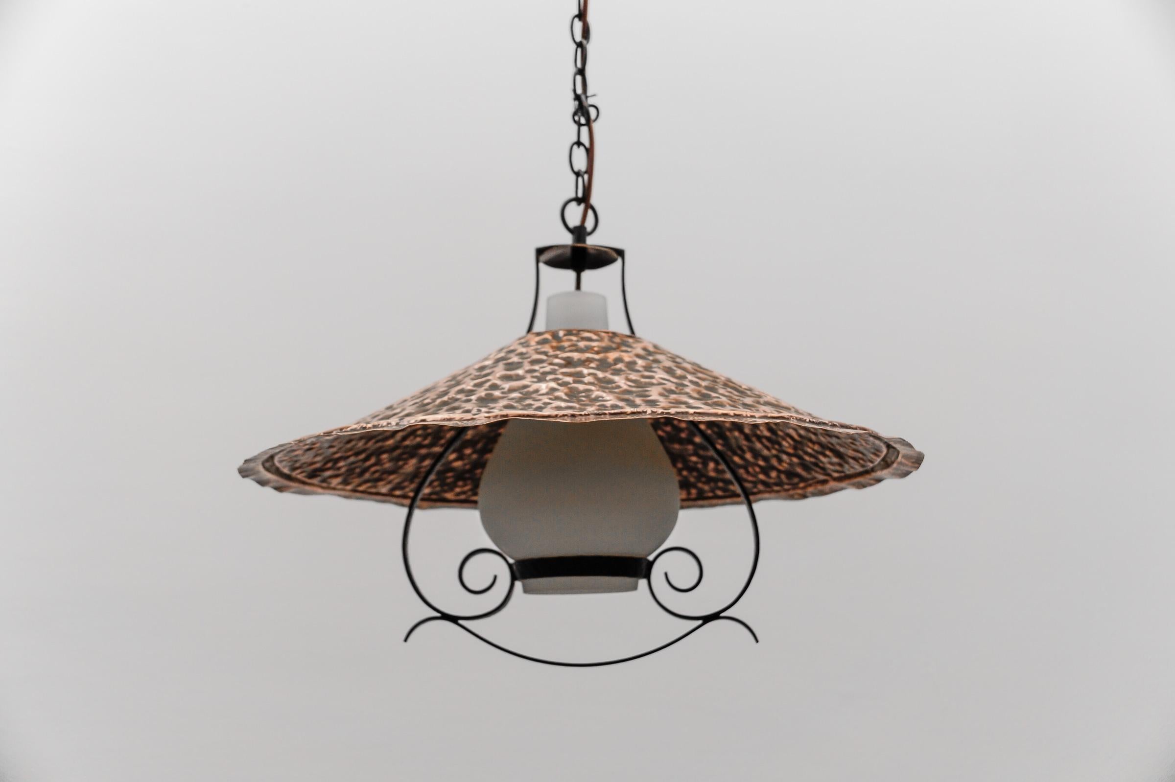 Metallo Lampada moderna di metà secolo in vetro opalino con paralume in rame martellato, anni '50 in vendita