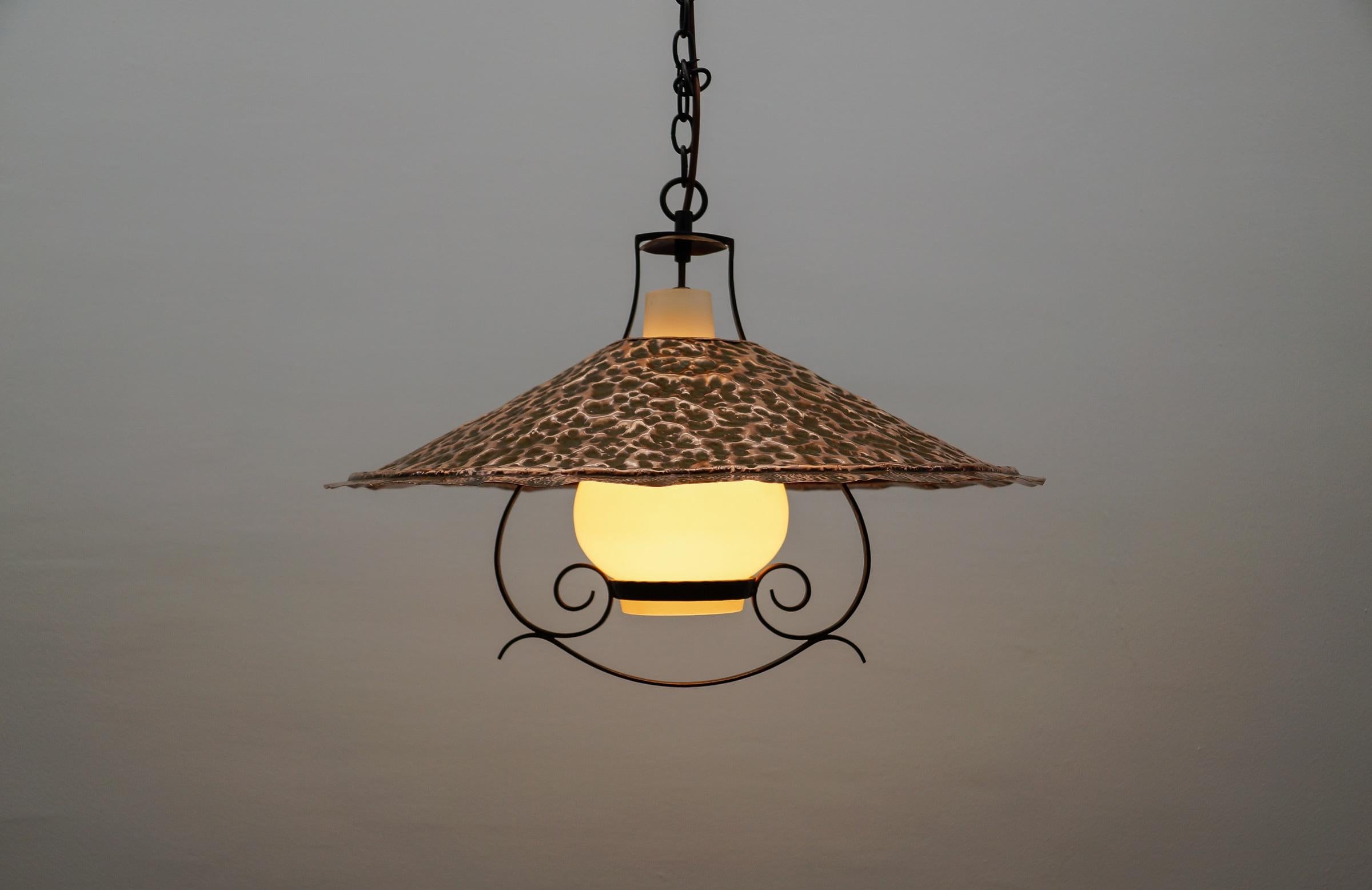 Lampada moderna di metà secolo in vetro opalino con paralume in rame martellato, anni '50 in vendita 1
