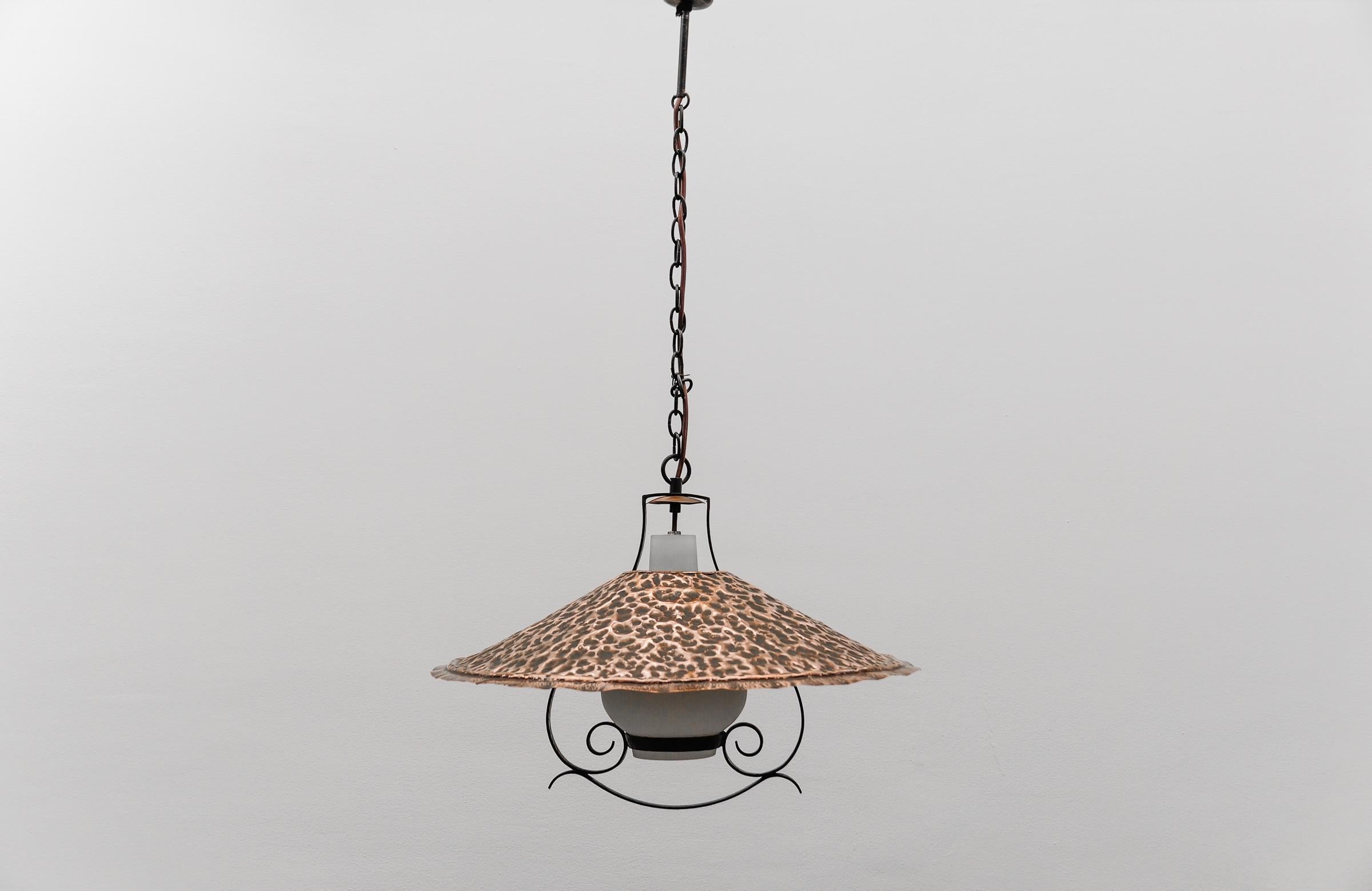 Lampada moderna di metà secolo in vetro opalino con paralume in rame martellato, anni '50 in vendita 2