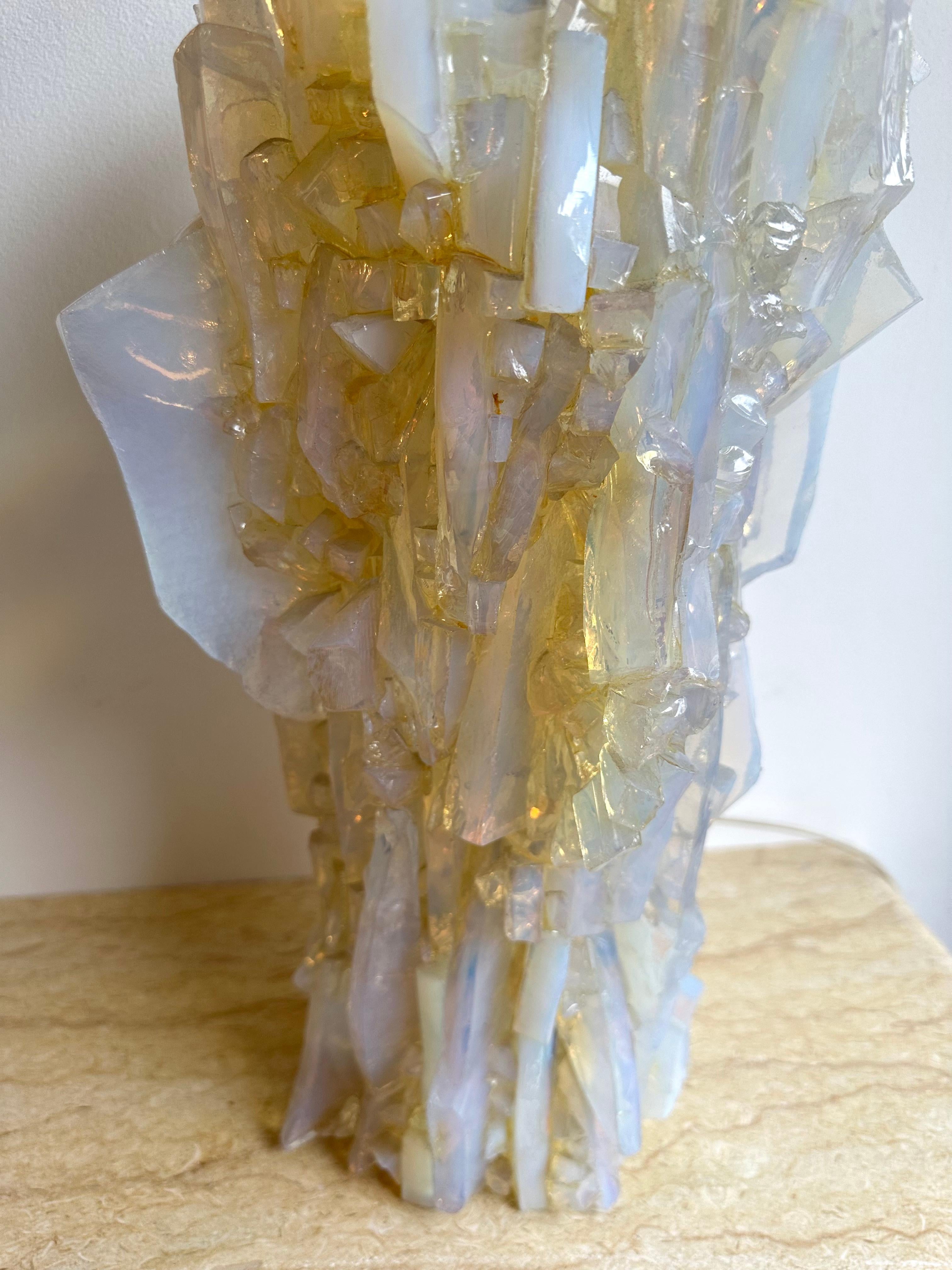 Mid-Century Modern Opalescent Glass Abstract Sculpture Lamp. Italy, 1970s In Good Condition For Sale In SAINT-OUEN, FR