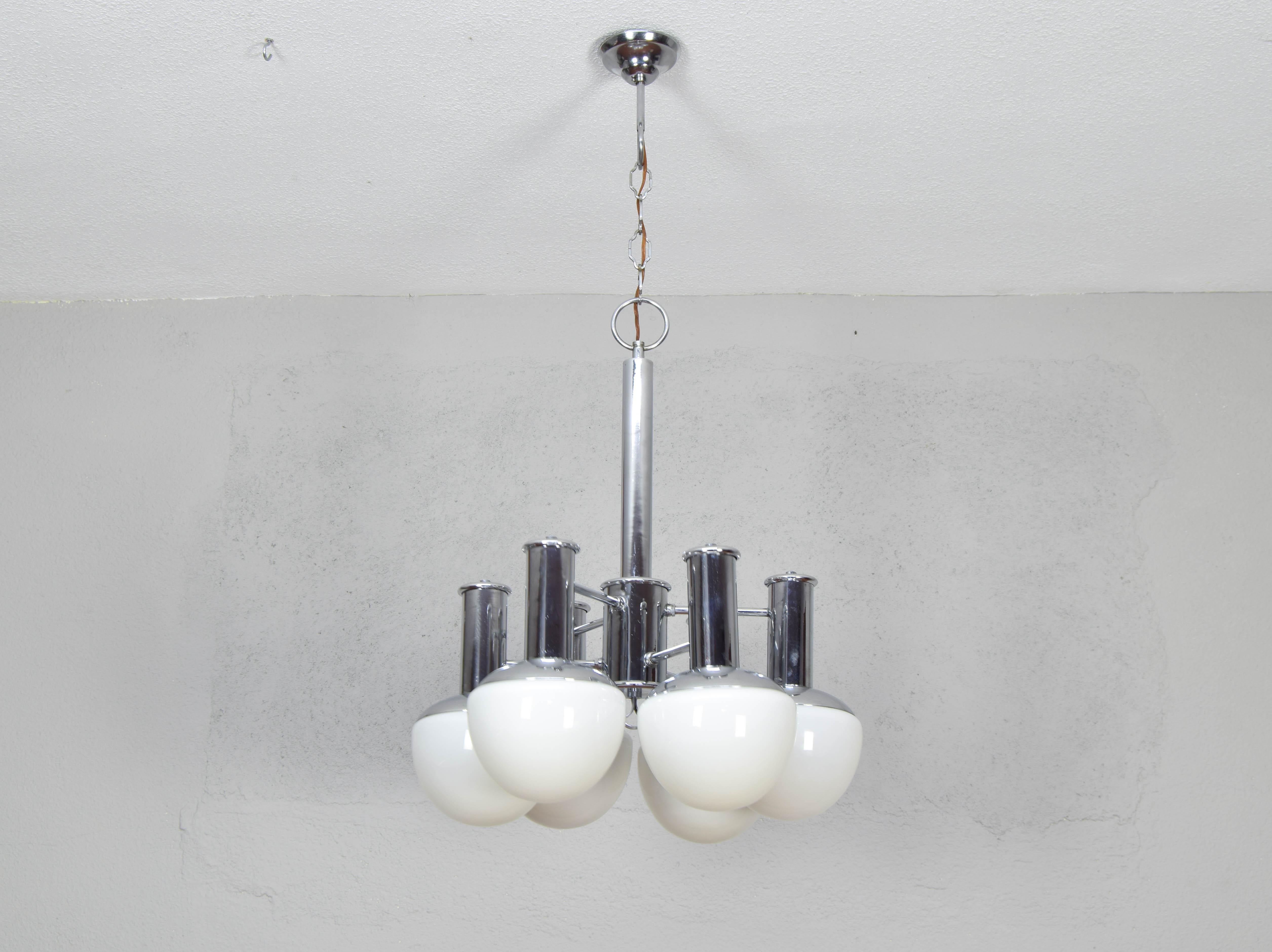 Large Italian chandelier made with a chromed steel structure and six light points with semicircular opal glass lampshades.

As can be seen in the images, the structure is preserved in good vintage condition.
As for the tulips, it retains the 6