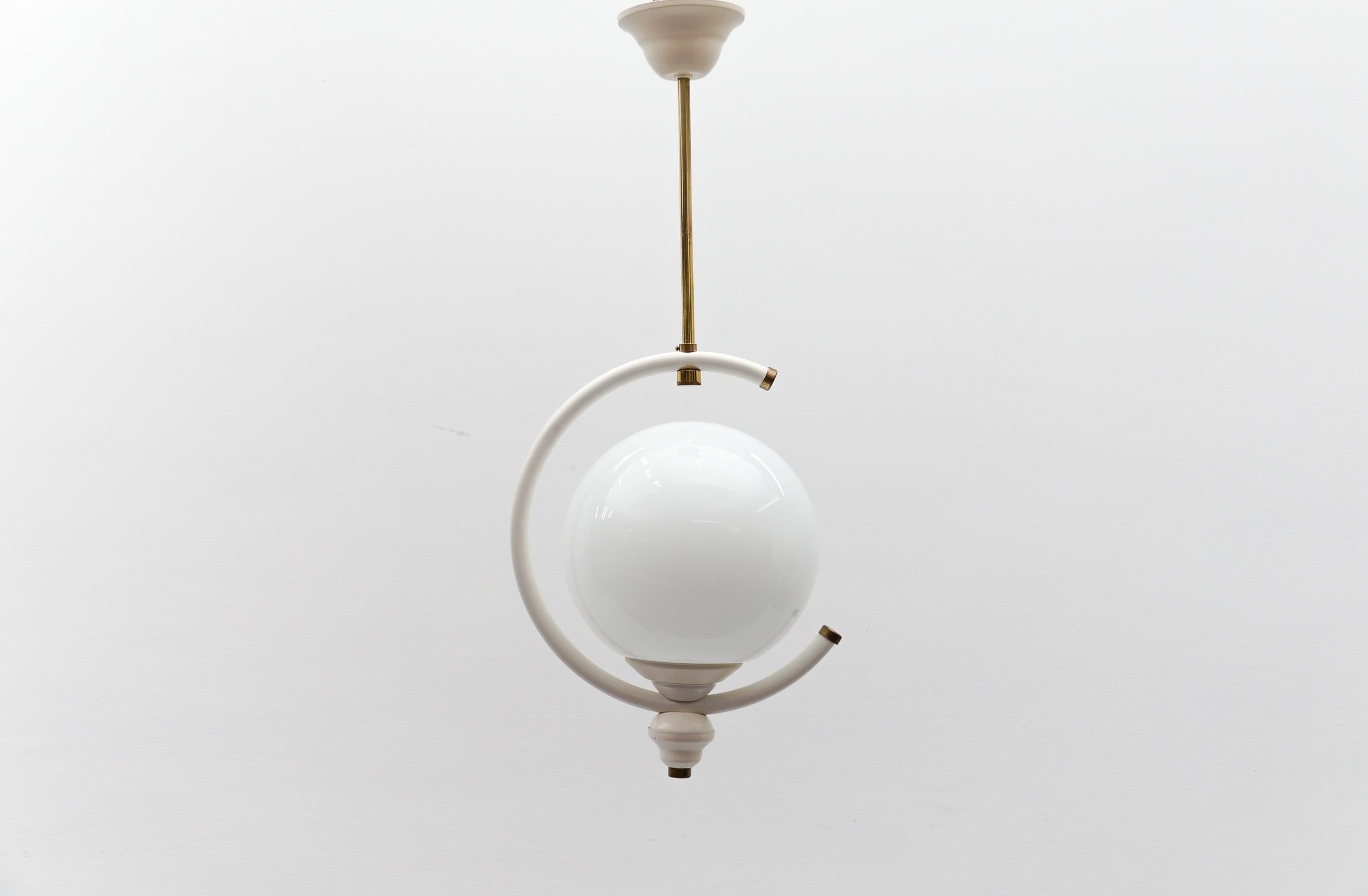 Lampada da soffitto in vetro opalino moderna di metà secolo, 1960 Italia

La lampada a sospensione necessita di 1 lampadina a vite E27 / E26 Edison, è cablata, funzionante e funziona sia a 110 che a 230 volt.

Le nostre lampade sono controllate,